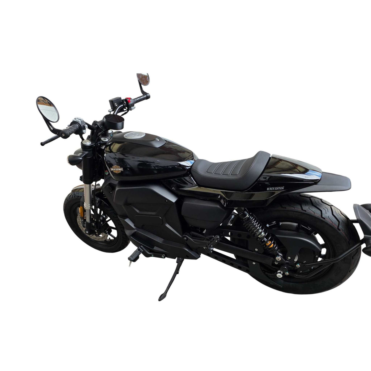 Das SONS OF ELECTRICITY Black-X Edition – CityTwister Shadow, ein Elektromotorrad für echte Individualisten, wird vor einem weißen Hintergrund präsentiert. Dieses schnittige schwarze E-Motorrad – mit 8.000 Watt Leistung, Hinterradaufhängung und Seitenspiegeln – steht auf seinem Ständer und wird aus einem seitlich-hinteren Blickwinkel gezeigt, wobei es in jedem Detail urbane Eleganz verkörpert. Mit einer Höchstgeschwindigkeit von 120 km/h ist es das ultimative Statement für Stil und Innovation.
