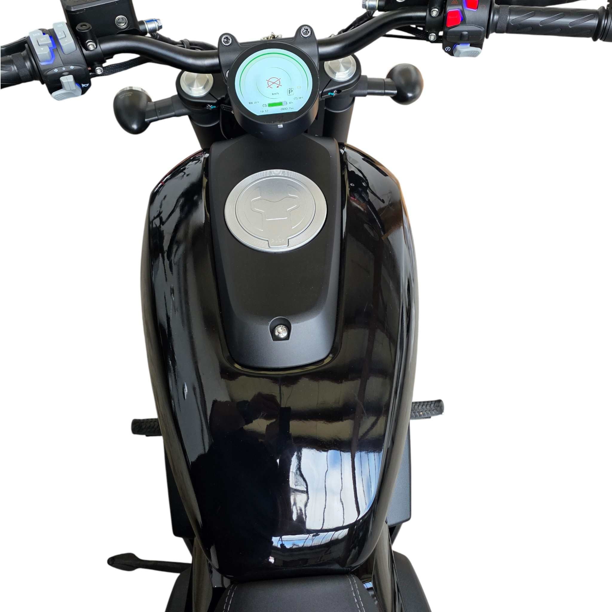 Eine Draufsicht auf die E.F.O. Black-X Limited Edition - Dein Elektromotorrad für echte Individualisten, die den schwarzen Tank, den silbernen Tankdeckel und das runde digitale Armaturenbrett vor einem weißen Hintergrund zeigt.