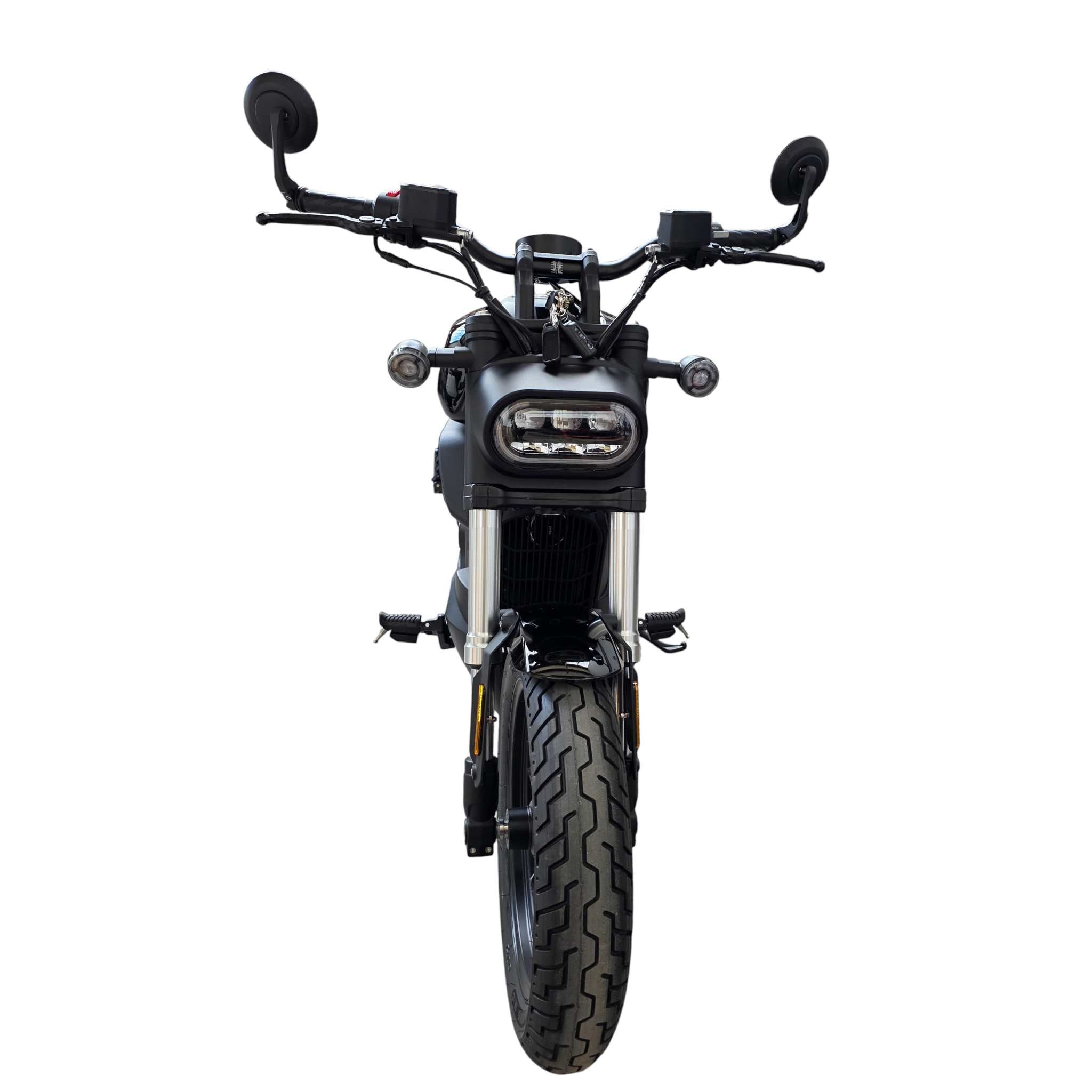 Eine Frontansicht des SONS OF ELECTRICITY Black-X Edition - CityTwister Shadow Elektromotorrad mit runden Spiegeln, rechteckigem LED-Scheinwerfer und dicken Profilreifen, mit einem 45A Schnelladegerät, isoliert auf einem weißen Hintergrund.