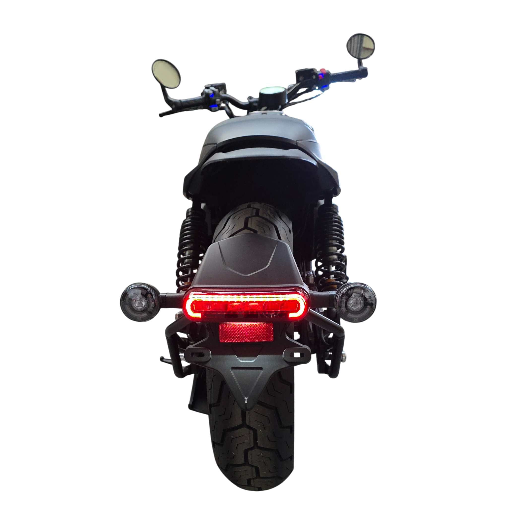 Rückansicht der E.F.O. Black-X Limited Edition - Dein Elektromotorrad für echte Individualisten mit beleuchtetem roten Rücklicht, runden Seitenspiegeln, freiliegendem Hinterrad und sichtbaren Radaufhängungen auf weißem Grund.