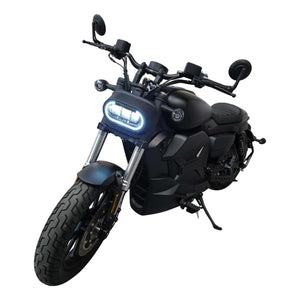 Die Black-X Edition - CityTwister Shadow von SONS OF ELECTRICITY ist ein mattschwarzes Elektromotorrad mit rundem LED-Scheinwerfer, breitem Lenker und dickem Vorderreifen - Zero-Emission-Style für echte Individualisten. Jetzt neu mit 45A Schnelladegerät!.