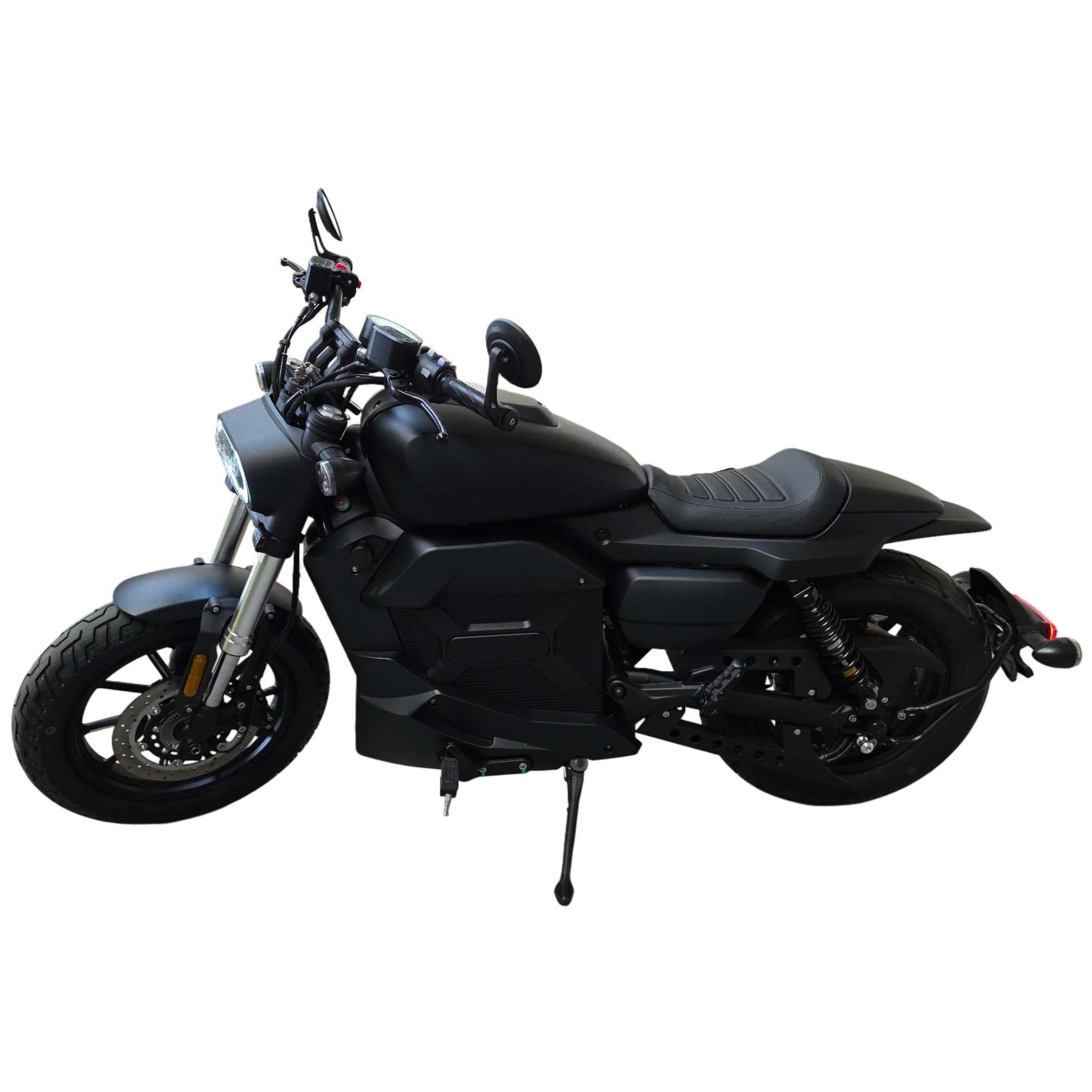 Das SONS OF ELECTRICITY Black-X Edition - CityTwister Shadow ist ein mattschwarzes Elektromotorrad mit Einzelsitz, kantigem Design, rundem Scheinwerfer, Spiegeln und Ständer - ein Zero Emission Bike für Individualisten - auf weißem Grund. Jetzt mit 45 A Schnellladegerät.