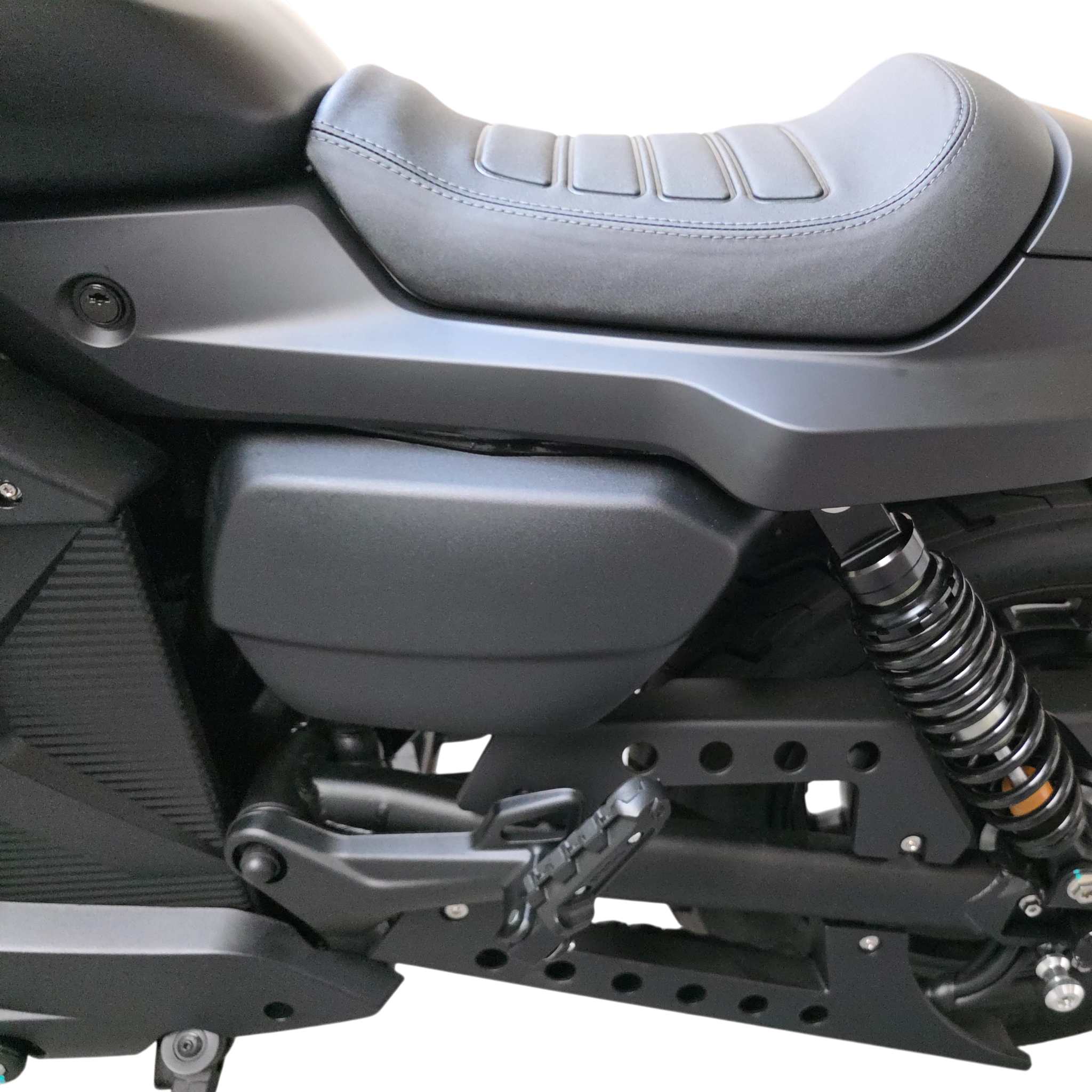 Nahaufnahme des Sitzes E.F.O. Black-X Limited Edition - Dein Elektromotorrad für echte Individualisten, mit Hervorhebung der Federung, der Fußstütze und des Rahmens auf weißem Hintergrund.