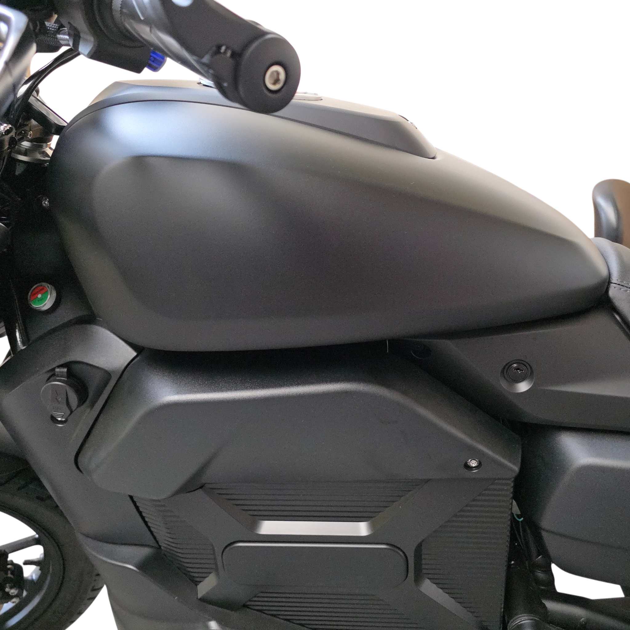 Nahaufnahme der Black-X Limited Edition - Dein Elektromotorrad für echte Individualisten von E.F.O., die den mattschwarzen Tank, die Seitenverkleidung, einen Teil des Lenkers und den Rahmen von der linken Seite vor einem weißen Hintergrund zeigt.
