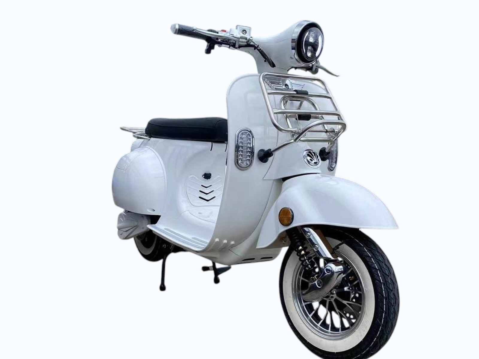 Der City Twister Elektroroller: CityTwister 8.0 RETRO 45 km/h - Das Original! ist ein weißer Retro-Elektroroller mit rundem Scheinwerfer, schwarzem Sitz und verchromtem Frontgepäckträger, der auf seinem Ständer vor einem schlichten weißen Hintergrund abgebildet ist.