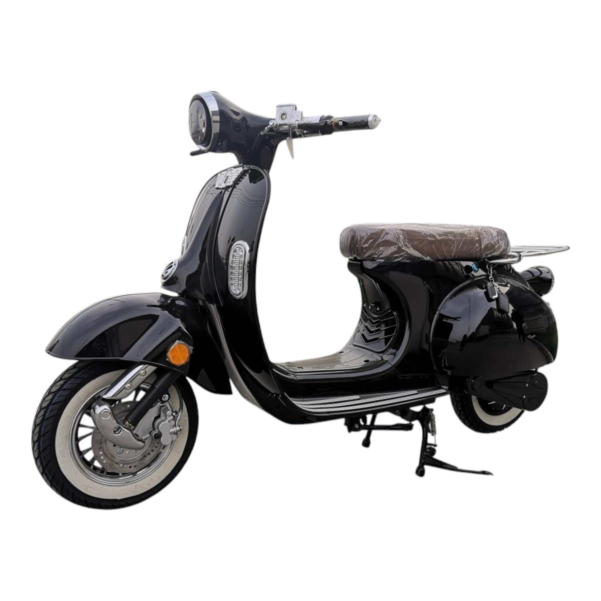 Der City Twister Elektroroller: CityTwister 8.0 RETRO 45 km/h - Das Original! ist ein schwarzer Retro-Elektroroller mit rundem Scheinwerfer, verchromten Details und einem braunen Sitz, der auf seinem Mittelständer vor einem weißen Hintergrund abgebildet ist.