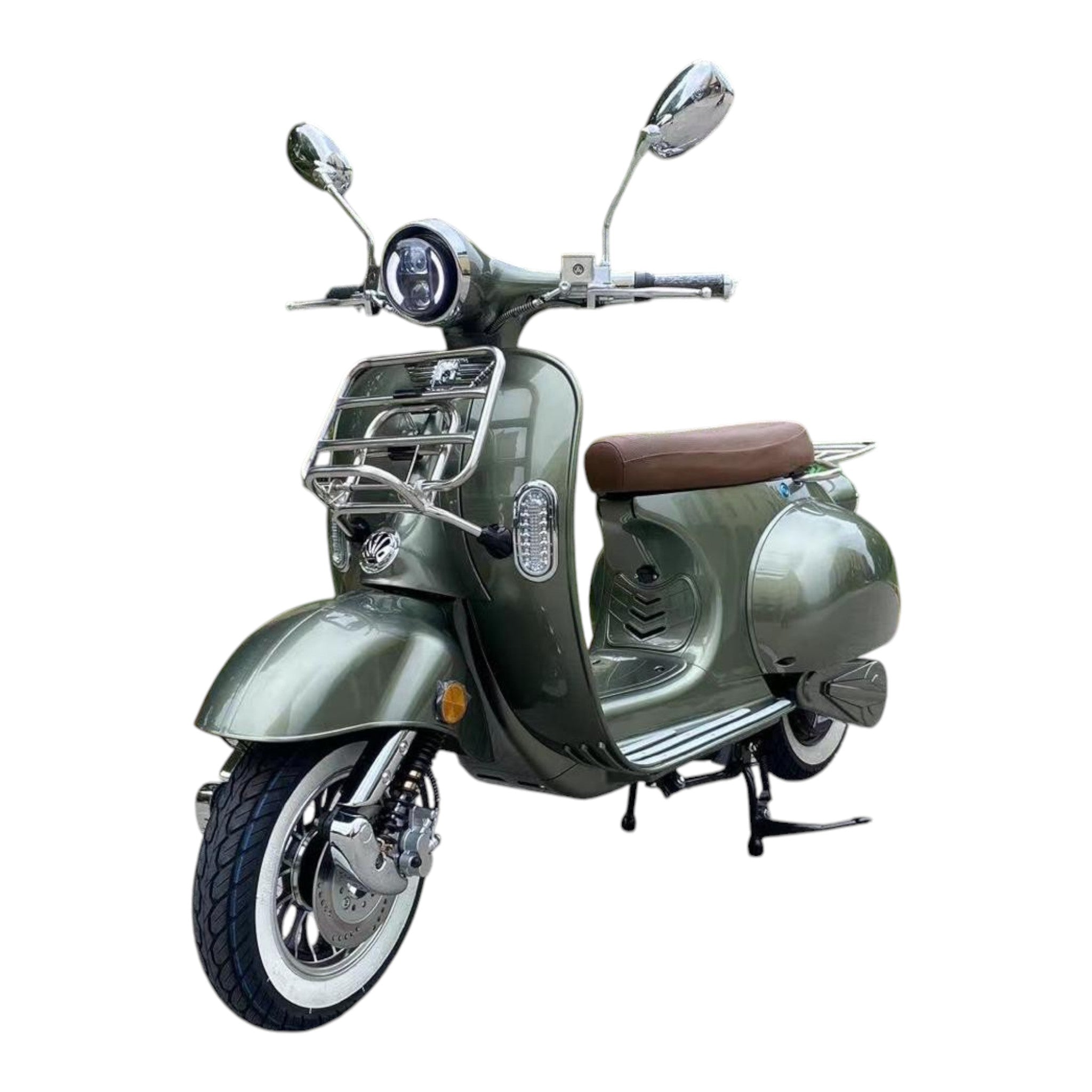 Der City Twister Elektroroller: CityTwister 8.0 RETRO 45 km/h - Das Original! ist ein grüner E-Roller im Vintage-Stil mit braunem Sitz, verchromten Details, runden Spiegeln und einem Frontscheinwerfer, abgebildet auf seinem Ständer vor weißem Hintergrund.