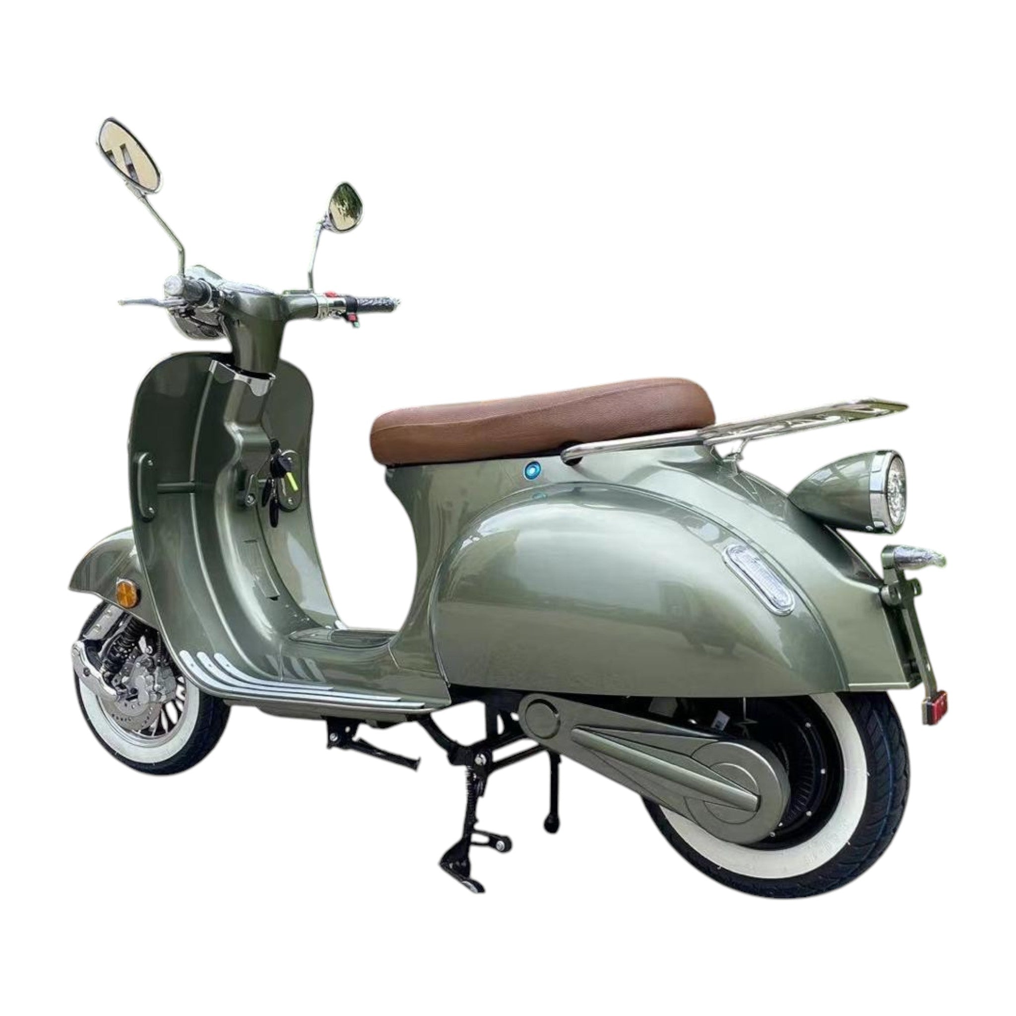 Der City Twister Elektroroller: CityTwister 8.0 RETRO 45 km/h - Das Original! in Vintage-Grün, mit braunem Sitz, verchromtem Lenker, Spiegeln und Gepäckträger, wird von der Seite auf dem Ständer vor weißem Hintergrund gezeigt.