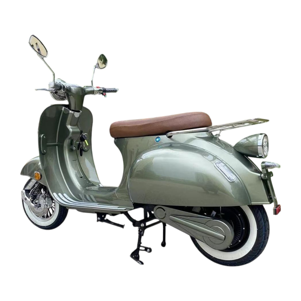 Der City Twister Elektroroller: CityTwister 8.0 RETRO 45 km/h - Das Original! in Vintage-Grün, mit braunem Sitz, verchromtem Lenker, Spiegeln und Gepäckträger, wird von der Seite auf dem Ständer vor weißem Hintergrund gezeigt.