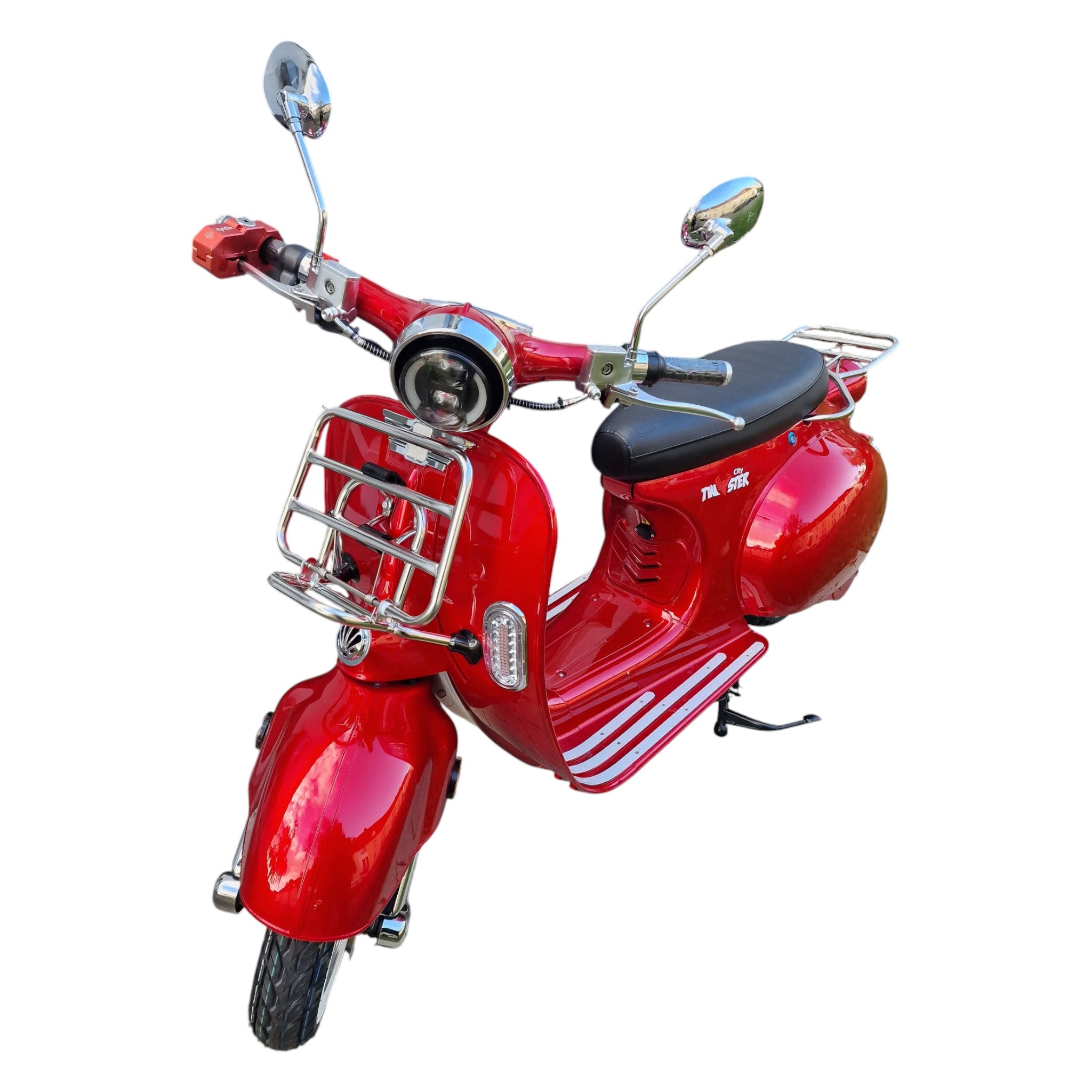 Ein leuchtend roter City Twister Elektroroller: CityTwister 8.0 RETRO 45 km/h - Das Original! mit Chrom-Akzenten, Frontscheinwerfer, Seitenspiegeln, schwarzem Sitz und weißen Streifen auf dem Trittbrett, abgebildet auf weißem Hintergrund.