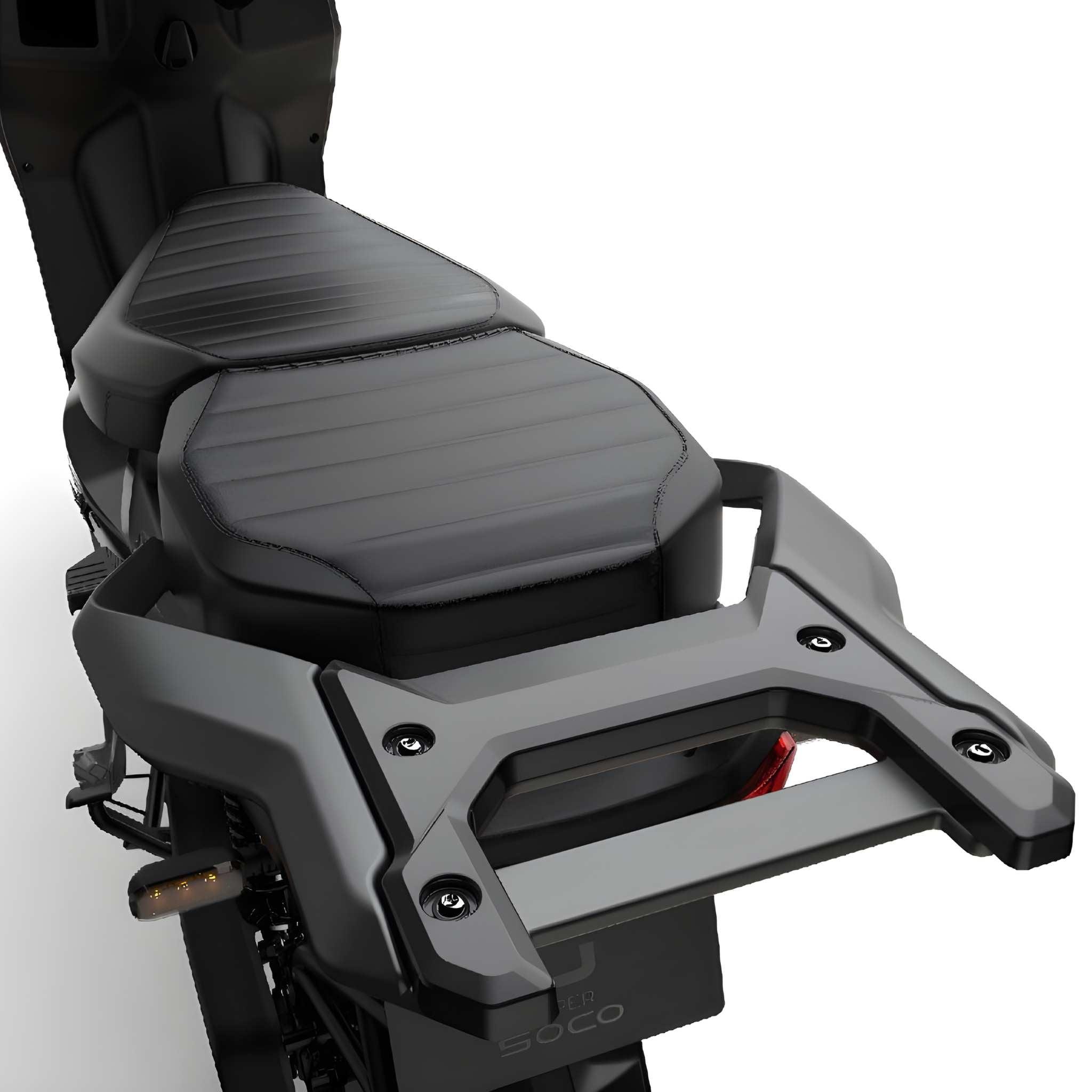Nahaufnahme des Super Soco CPX Pro 105 km/h Sitzes von Super Soco, mit strukturierter schwarzer Oberfläche und eckigem Gepäckträger auf weißem Hintergrund. Dieser Elektroroller erreicht eine Geschwindigkeit von bis zu 105 km/h.
