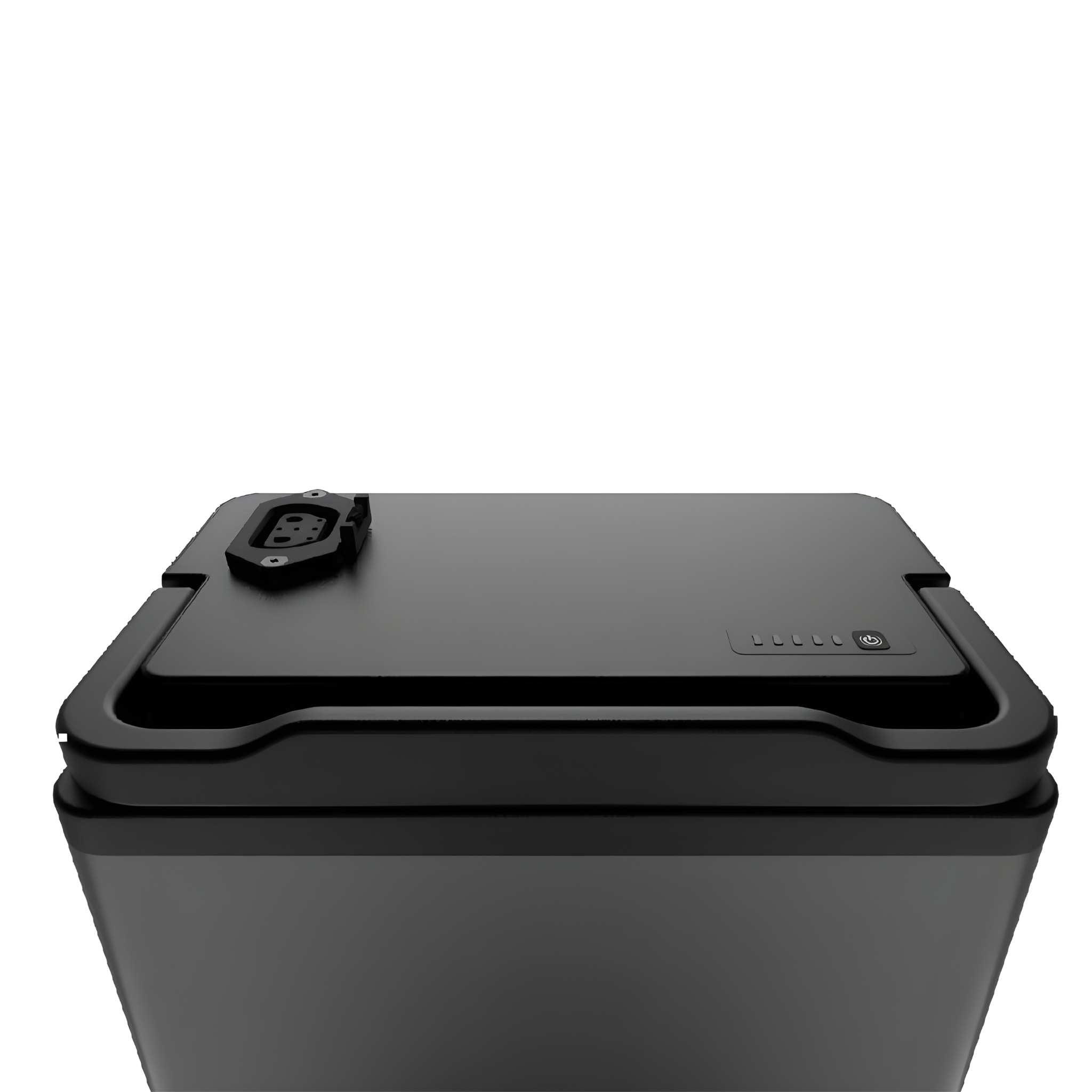 Eine Nahaufnahme der Oberseite eines schwarzen, rechteckigen elektronischen Geräts, ähnlich der Technologie des Super Soco CPX Pro 105 km/h von Super Soco, mit einem Bedienfeld und einer Steckdose auf dem Deckel, vor einem weißen Hintergrund.