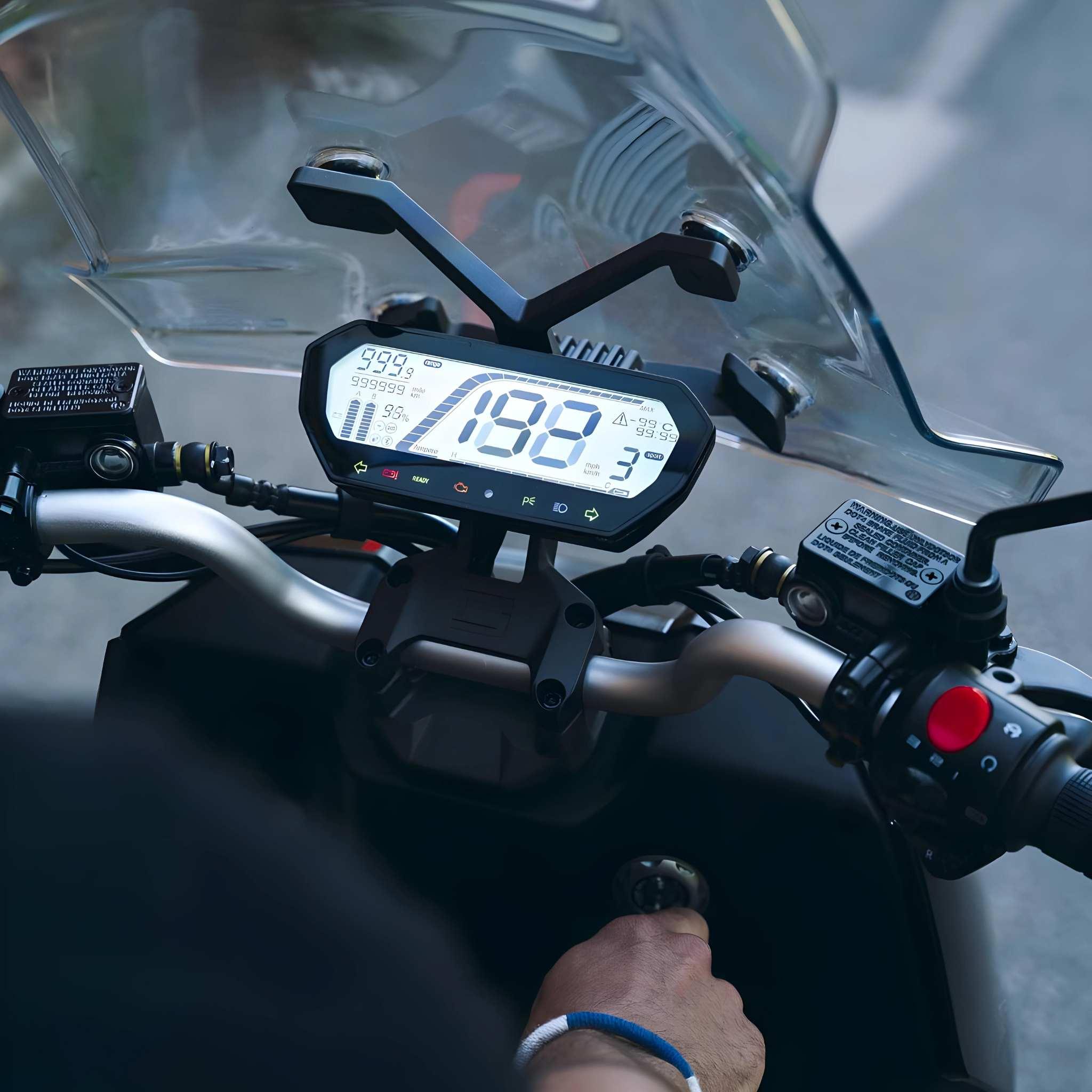 Nahaufnahme des Armaturenbretts eines Super Soco CPX Pro 105 km/h, das Geschwindigkeit, Batteriestatus und mehr anzeigt. Eine Hand befindet sich in der Nähe des Zündschlüssels. Lenker und Bedienelemente des Super Soco Elektrorollers sind sichtbar.