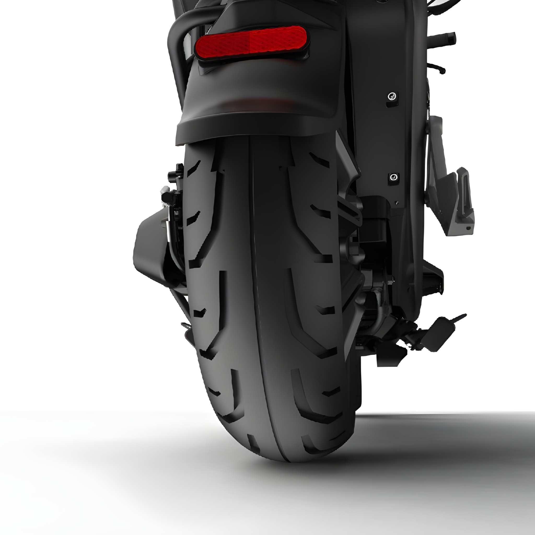 Rückansicht des Super Soco CPX Pro 105 km/h Elektrorollers von Super Soco, die den breiten schwarzen Hinterreifen mit ausgeprägtem Profil, das schnittige schwarze Design, das rote Rücklicht und die Metallakzente vor einem weißen Hintergrund zeigt.