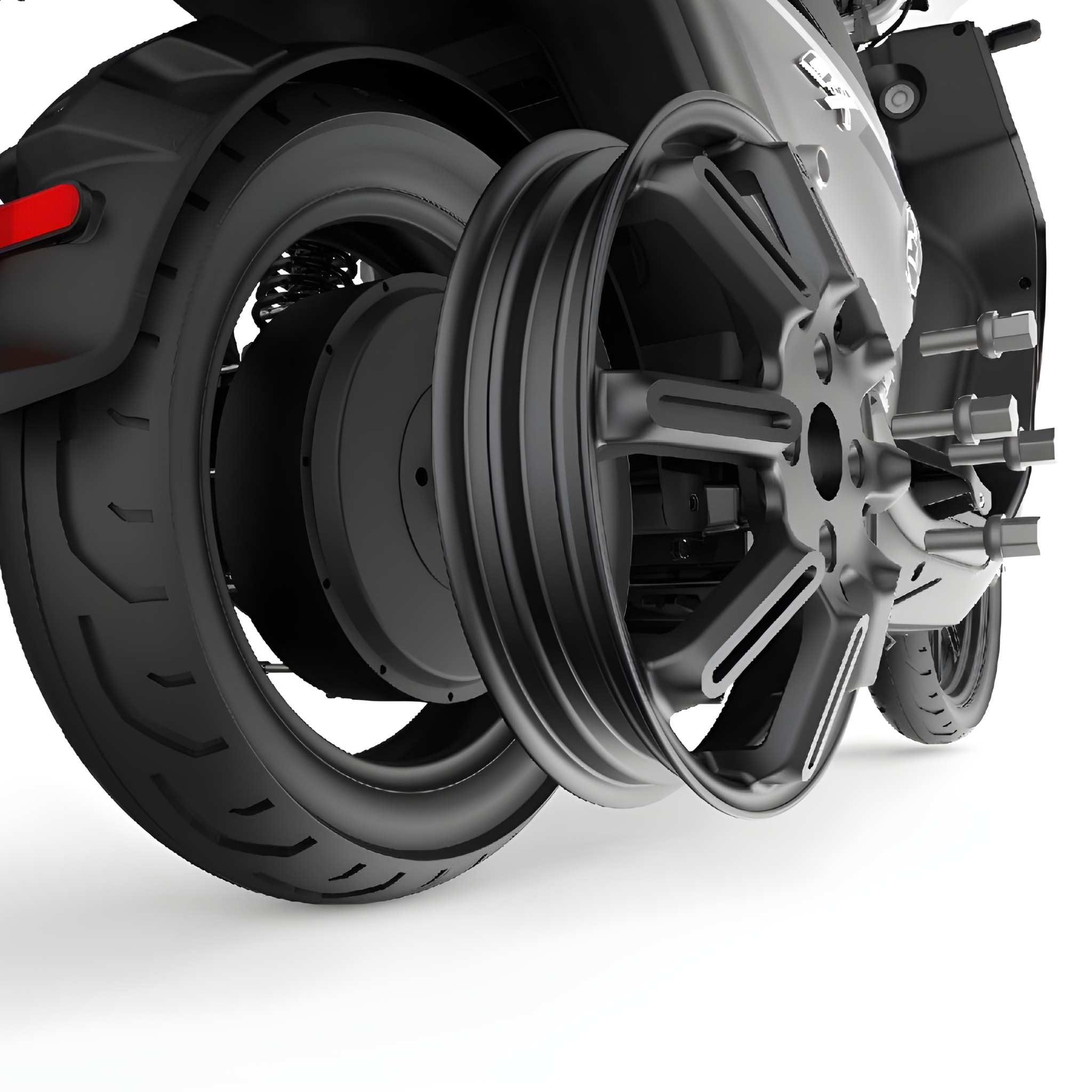 Nahaufnahme des Hinterrads des Super Soco CPX Pro 105 km/h E-Scooters mit schwarzer Leichtmetallfelge, abgenommen neben dem montierten Reifen auf weißem Hintergrund. Der Super Soco CPX Pro kann eine Geschwindigkeit von bis zu 105 km/h erreichen.