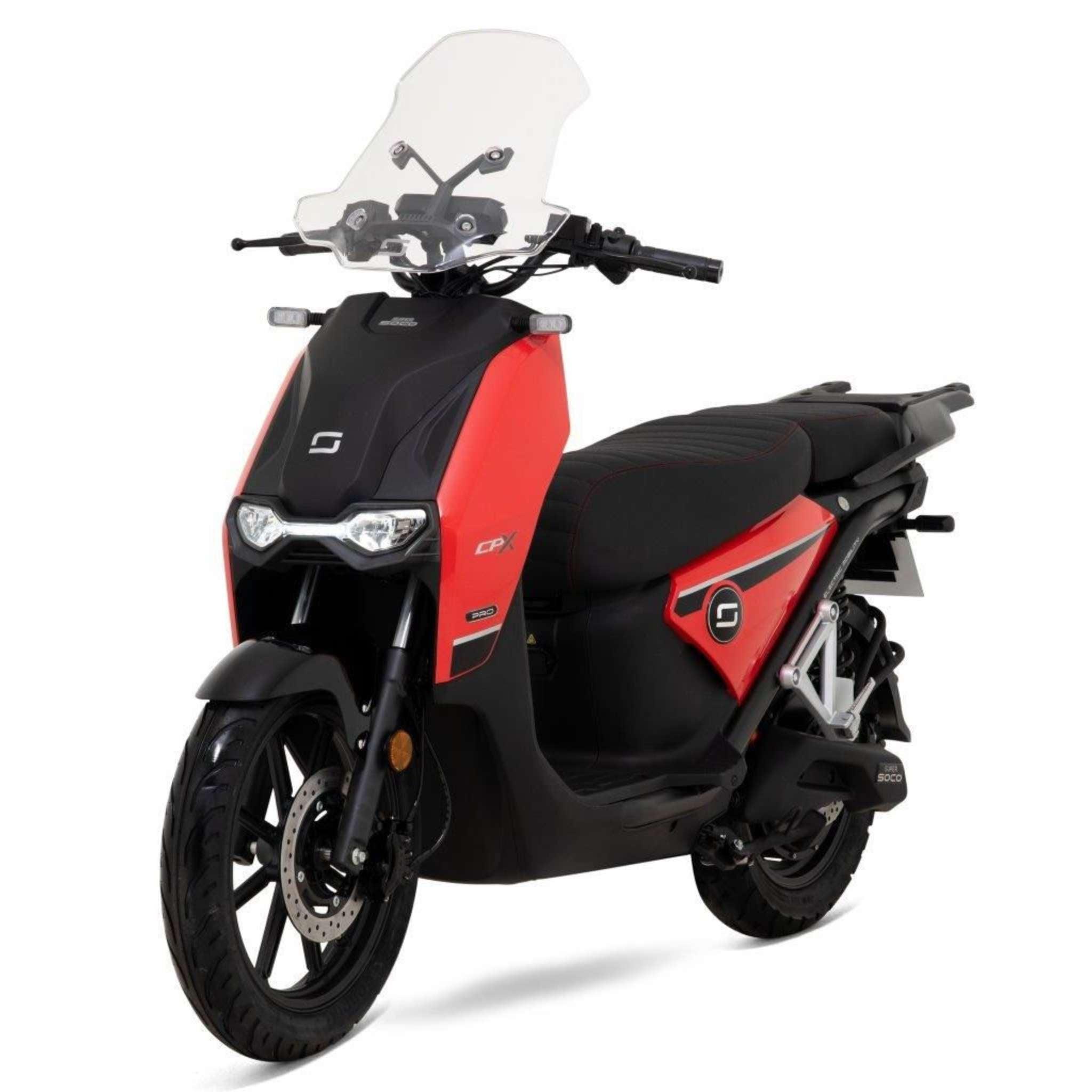 Das Super Soco CPX Pro 105 km/h in Rot und Schwarz hat einen Durchstiegsrahmen, eine Windschutzscheibe und Seitenspiegel. Abgebildet von der Vorderseite auf einem weißen Hintergrund. Marke: Super Soco. Höchstgeschwindigkeit: 105 km/h.