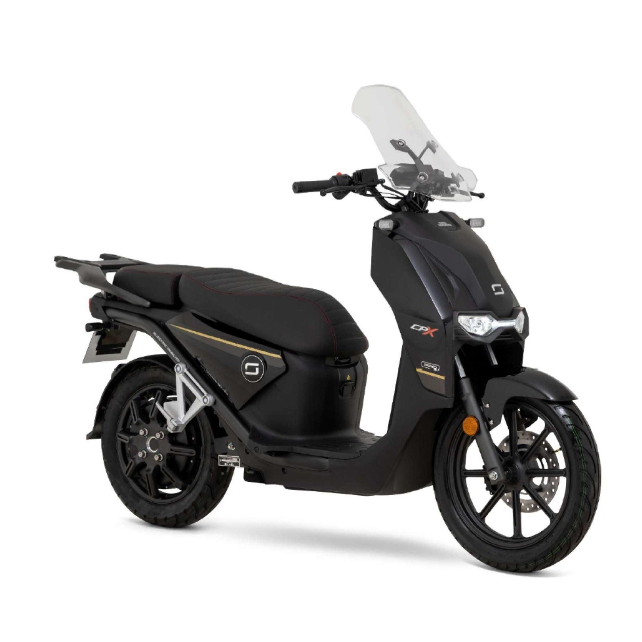 Der Super Soco CPX Pro 105 km/h von Super Soco, abgebildet in mattem Schwarz mit Windschutzscheibe, großem Sitz, Gepäckträger und modernem Design auf weißem Hintergrund, ist ein Elektroroller, der eine Geschwindigkeit von bis zu 105 km/h erreicht.