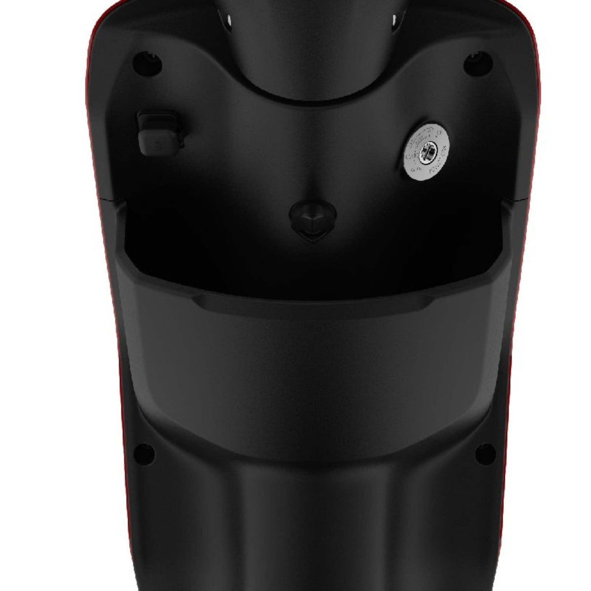 Nahaufnahme der Vorderseite des Super Soco E-Roller CUx Pro, die den Zündschlitz, den Ladeanschluss und einen kleinen Stauraum in seinem eleganten schwarzen Design zeigt - ideal für umweltfreundliche Mobilität.