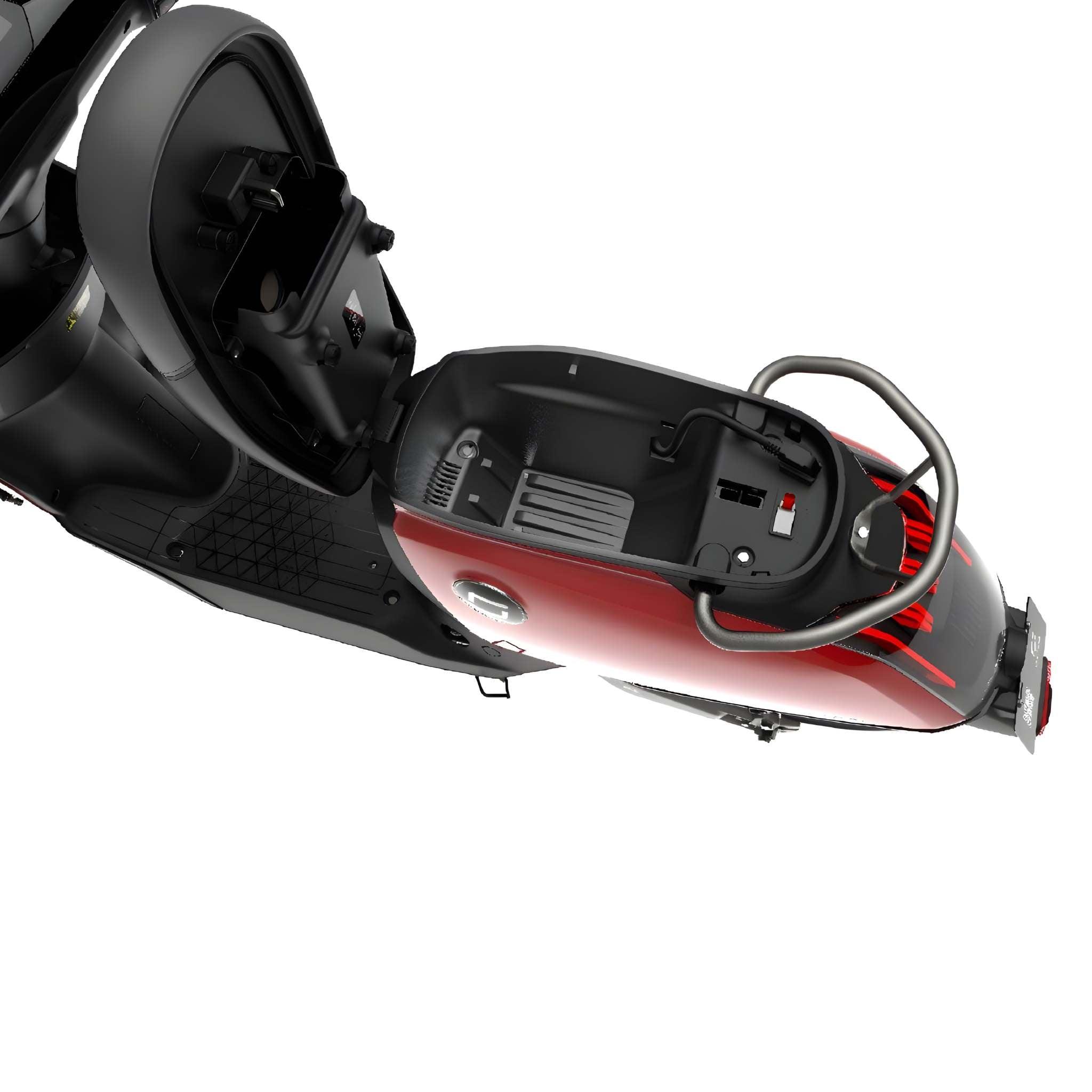 Ein roter Super Soco E-Roller CUx Pro in der Draufsicht mit angehobenem Sitz, der den leeren Stauraum unter dem Sitz freigibt, auf weißem Hintergrund - ideal für umweltfreundliche Mobilität mit Bosch-Power bis 45 km/h.