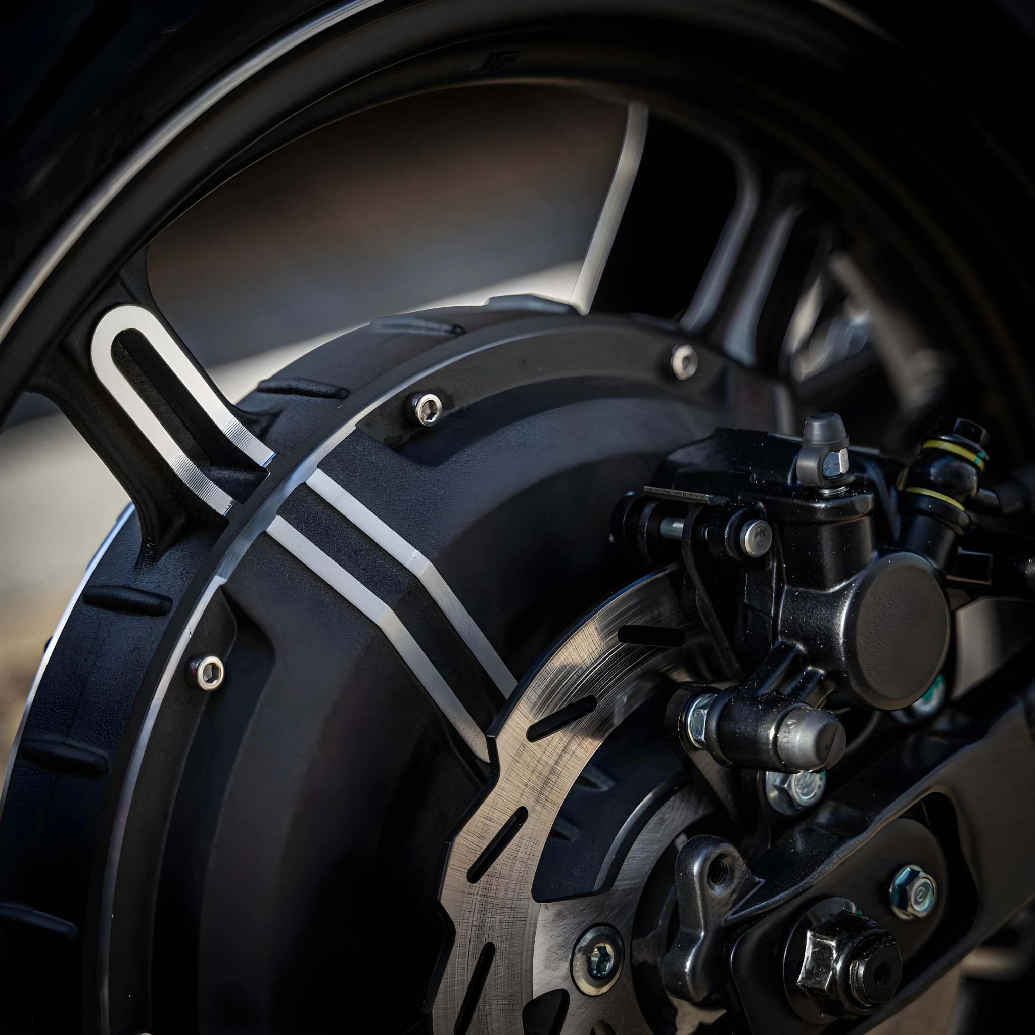 Nahaufnahme des Super Soco Elektroroller-Rads, E-Roller CUx Pro, mit Bremsscheibe, Bremssattel und Reifen. Die mattschwarzen, von Bosch betriebenen Teile heben die detaillierten Texturen hervor - eine stilvolle, leichte 45 km/h Mobilität für umweltfreundliche Fahrten.