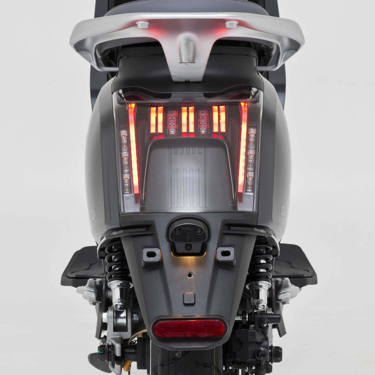 Nahaufnahme des Super Soco E-Roller CUx Pro Elektroroller (45 km/h, Bosch-Power) mit LED-Rückleuchten, Fahrwerksfedern, hinterem Kotflügel - ideal für umweltfreundliche Mobilität.