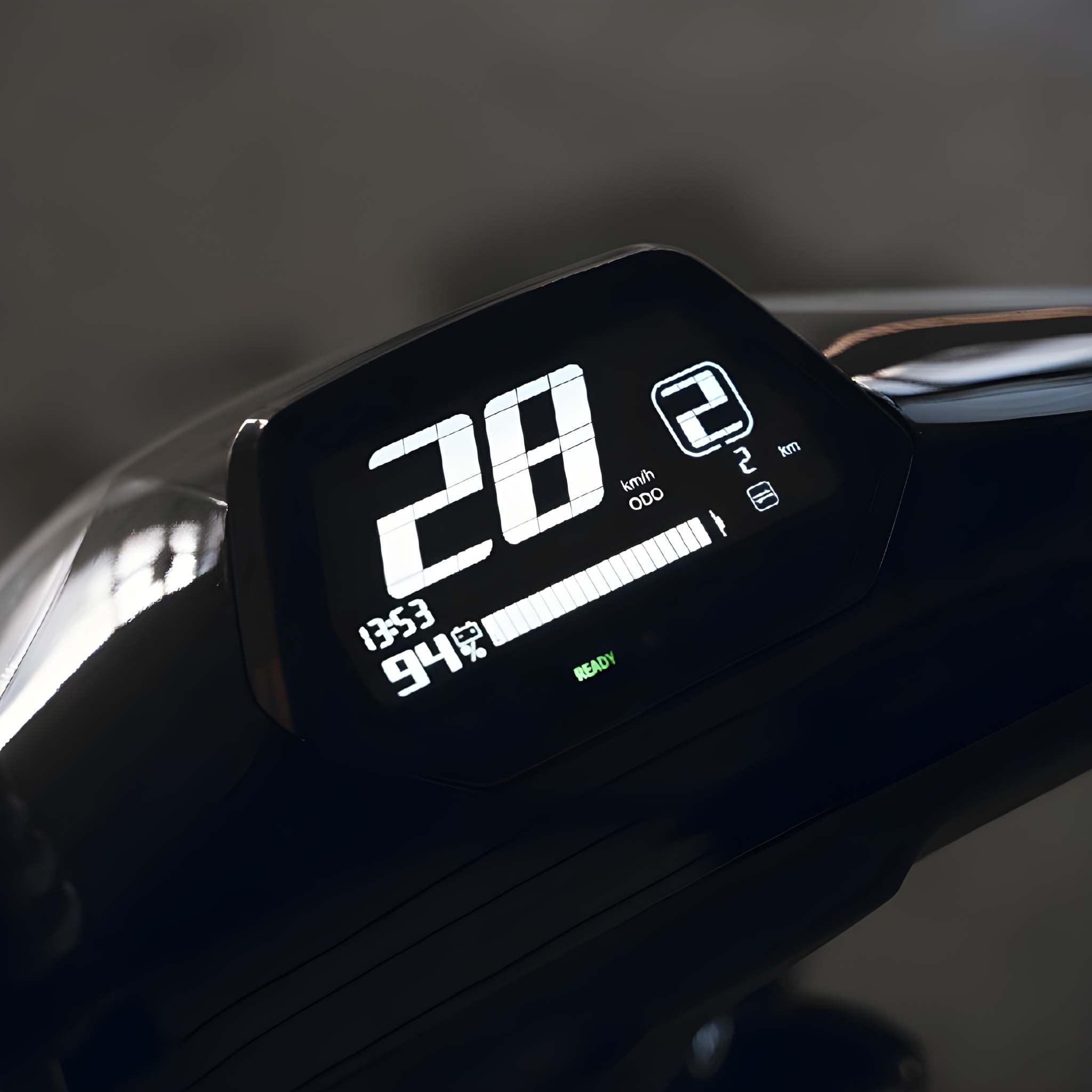 Nahaufnahme des Armaturenbretts des Super Soco CUx Pro E-Rollers: Geschwindigkeit bei 20 km/h, Batterie bei 94%, Uhr bei 13:53, Kilometerzähler bei 2 km und ein grünes READY-Licht - ein Zeichen für umweltfreundliche Mobilität in der Stadt.