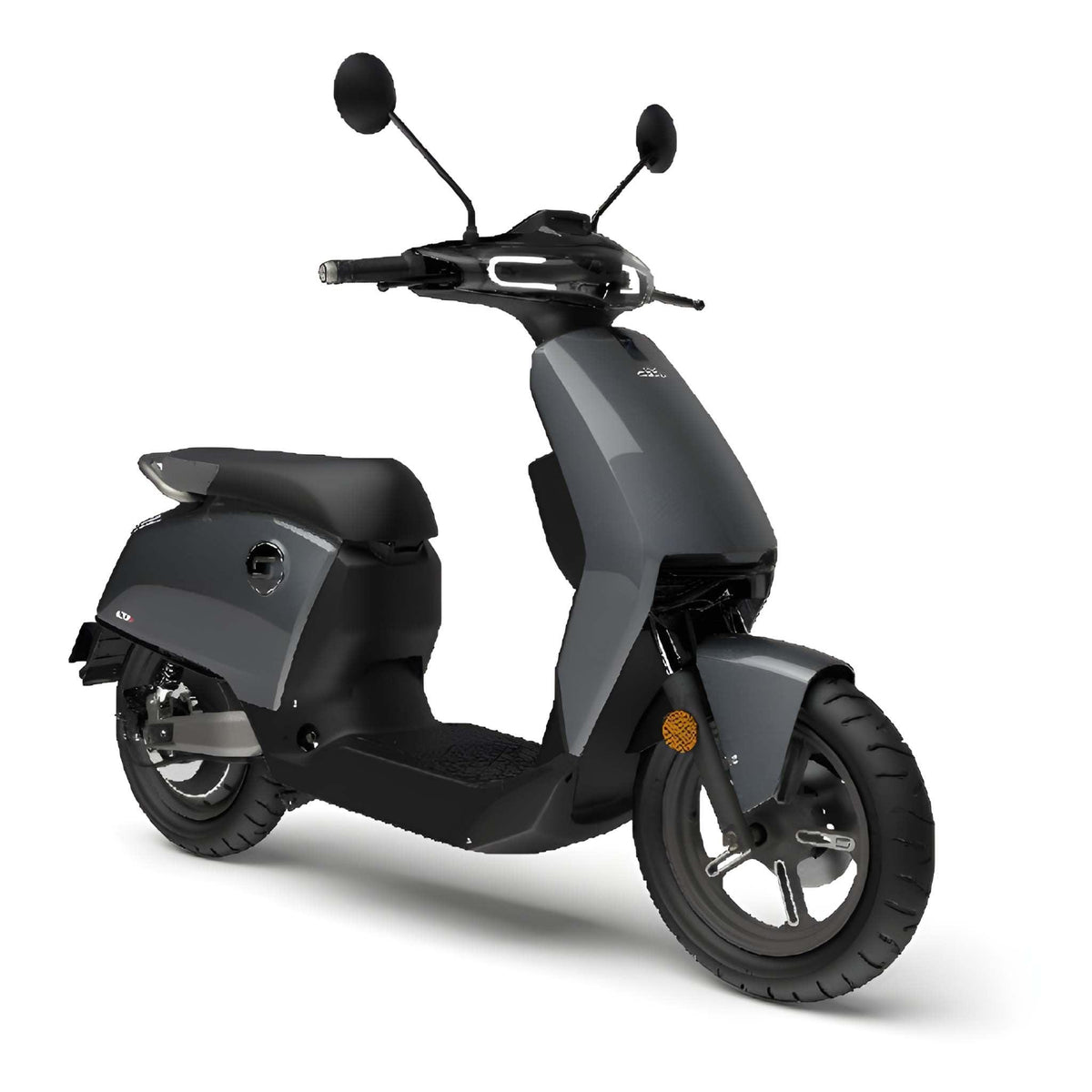 Der Super Soco E-Roller CUx Pro ist ein moderner, dunkelgrauer Elektroroller mit Bosch-Power, schlankem Design, schwarzem Sitz, Spiegeln und LED-Leuchten - ideal für umweltfreundliche Mobilität - auf weißem Hintergrund.