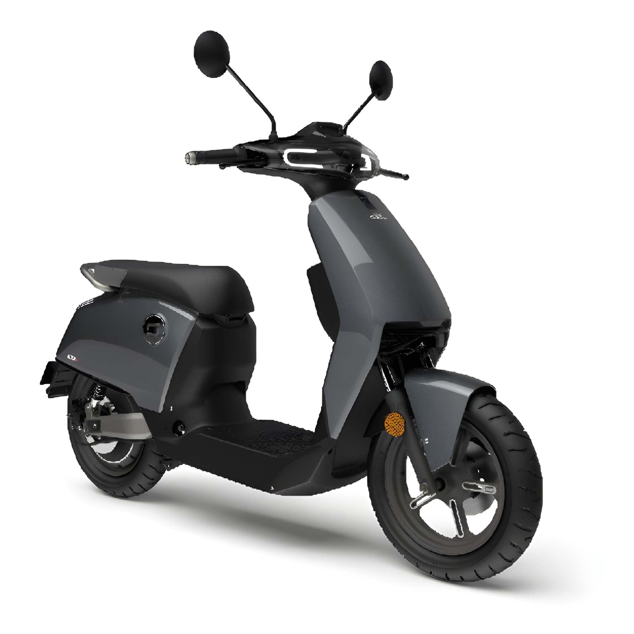 Der Super Soco E-Roller CUx Pro ist ein moderner, dunkelgrauer Elektroroller mit Bosch-Power, schlankem Design, schwarzem Sitz, Spiegeln und LED-Leuchten - ideal für umweltfreundliche Mobilität - auf weißem Hintergrund.