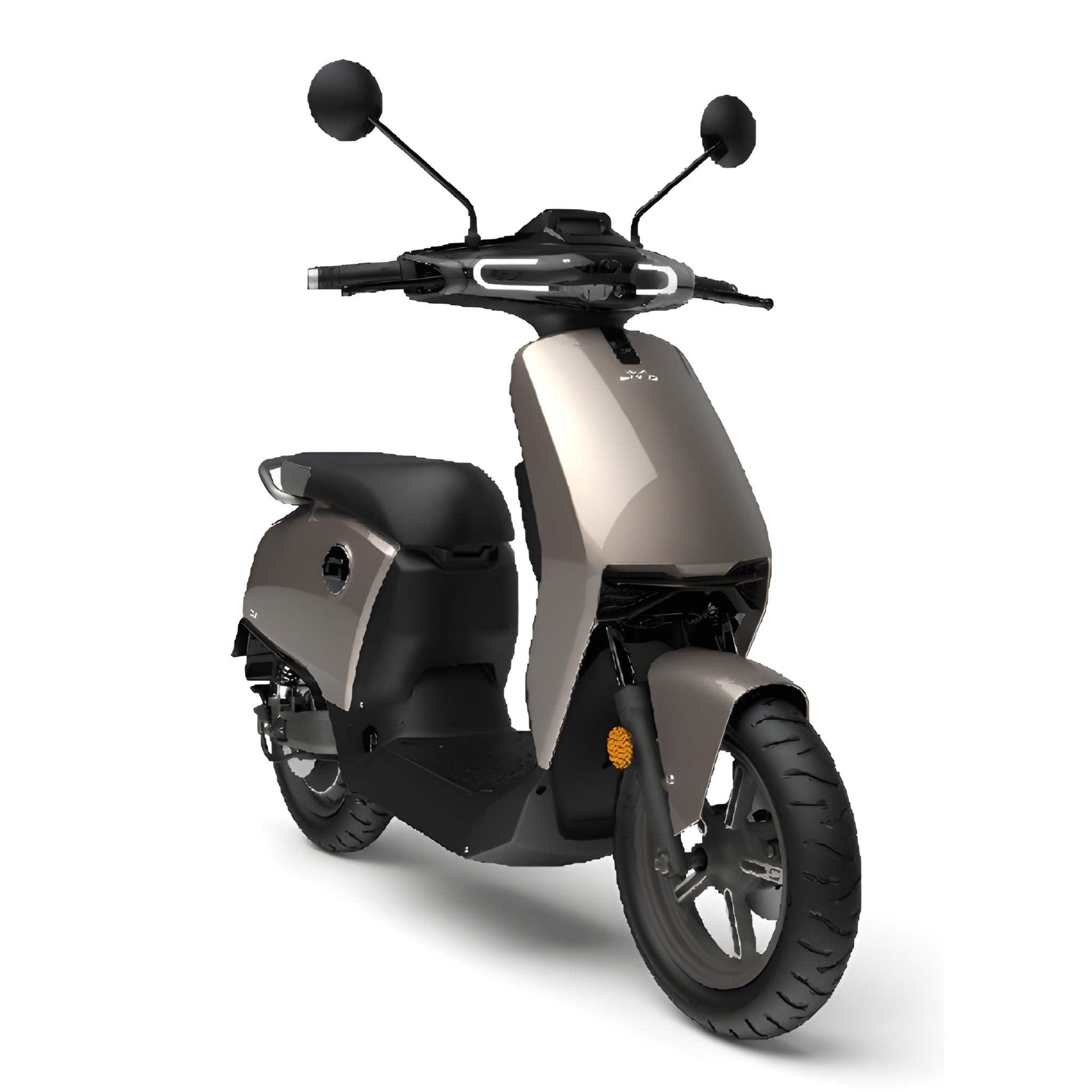 Der Super Soco Elektroroller CUx Pro ist ein moderner, mattgrauer E-Roller mit schwarzem Sitz, zwei Spiegeln und Scheinwerfer - ideal für umweltfreundliche Mobilität. Bosch-Power unterstützt Geschwindigkeiten bis zu 45 km/h.