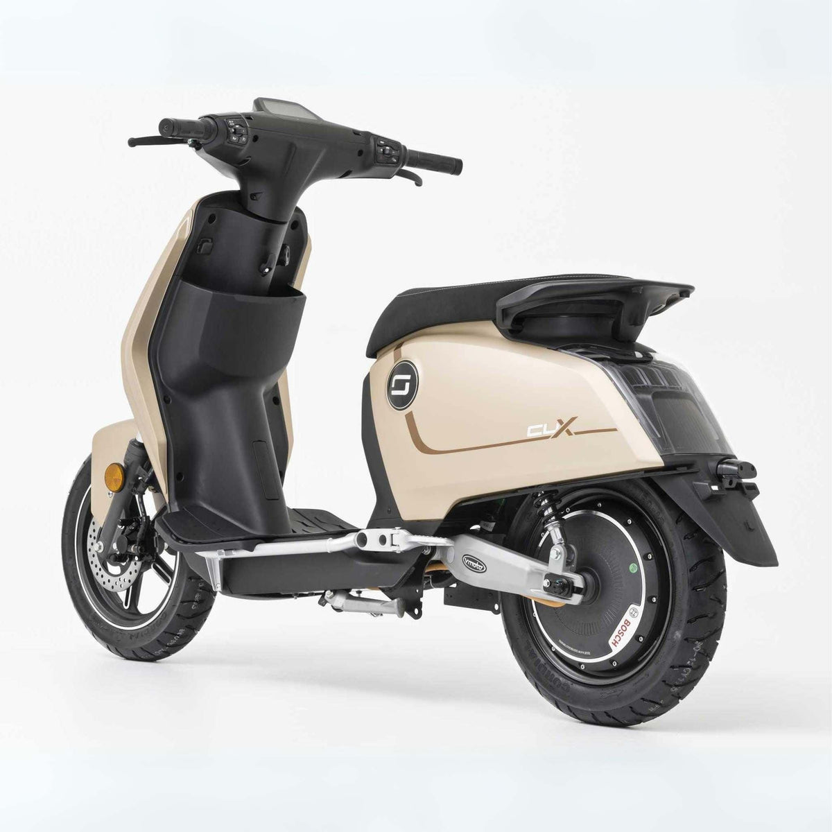 Der Super Soco Elektroroller CUx Pro in beige-schwarzem, modernem Design zeigt sich von hinten links auf weißem Grund - und demonstriert umweltfreundliche Mobilität mit Bosch-Power bei 45 km/h.