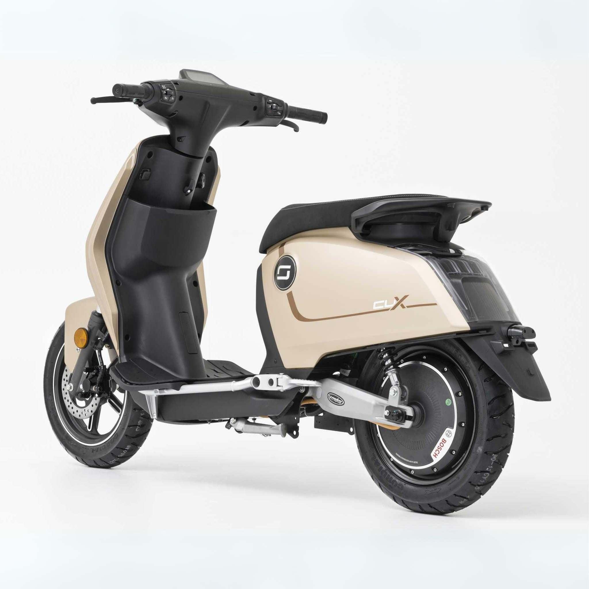 Der Super Soco Elektroroller CUx Pro in beige-schwarzem, modernem Design zeigt sich von hinten links auf weißem Grund - und demonstriert umweltfreundliche Mobilität mit Bosch-Power bei 45 km/h.