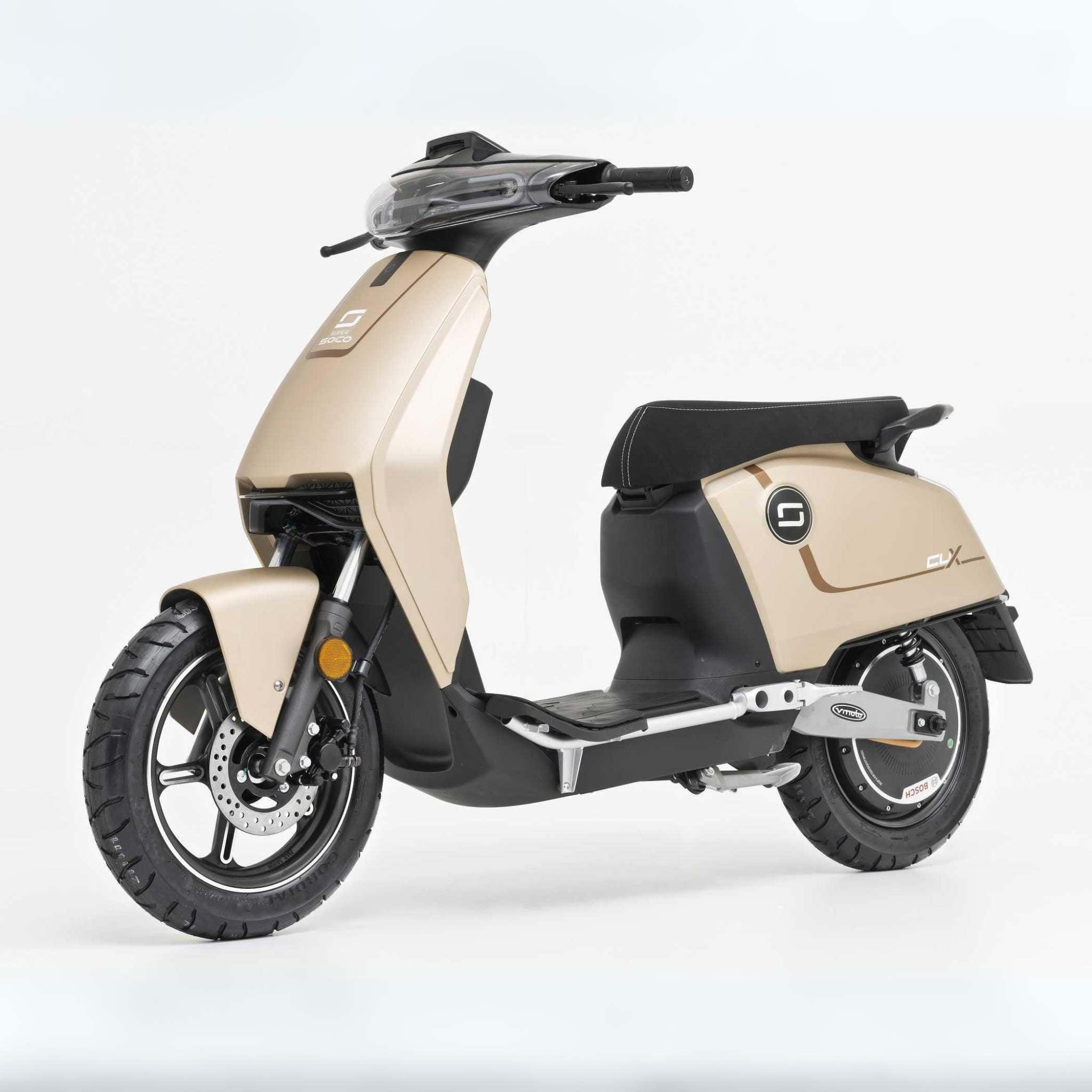 Der Super Soco E-Roller CUx Pro, ein moderner beiger Elektroroller mit schwarzen Akzenten, dickem Sitz und großen Rädern mit Scheibenbremsen, bietet Bosch-getriebene 45 km/h Leistung - ideal für umweltfreundliche Mobilität.