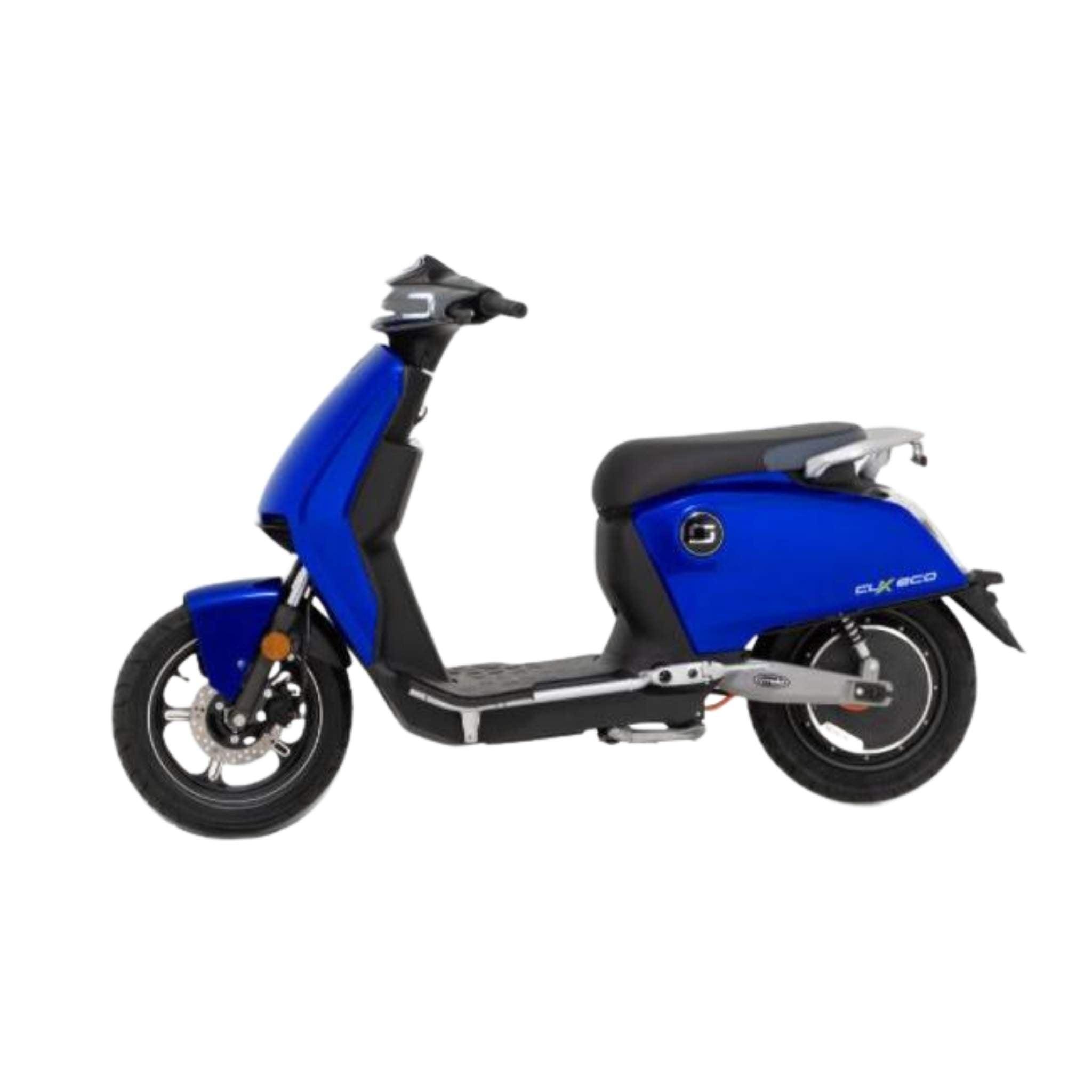 Der Super Soco Elektroroller CUx Pro in Blau, mit schwarzem Sitz und silbernem Gepäckträger, bietet umweltfreundliche Mobilität bis 45 km/h - seitlich vor weißem Hintergrund präsentiert.