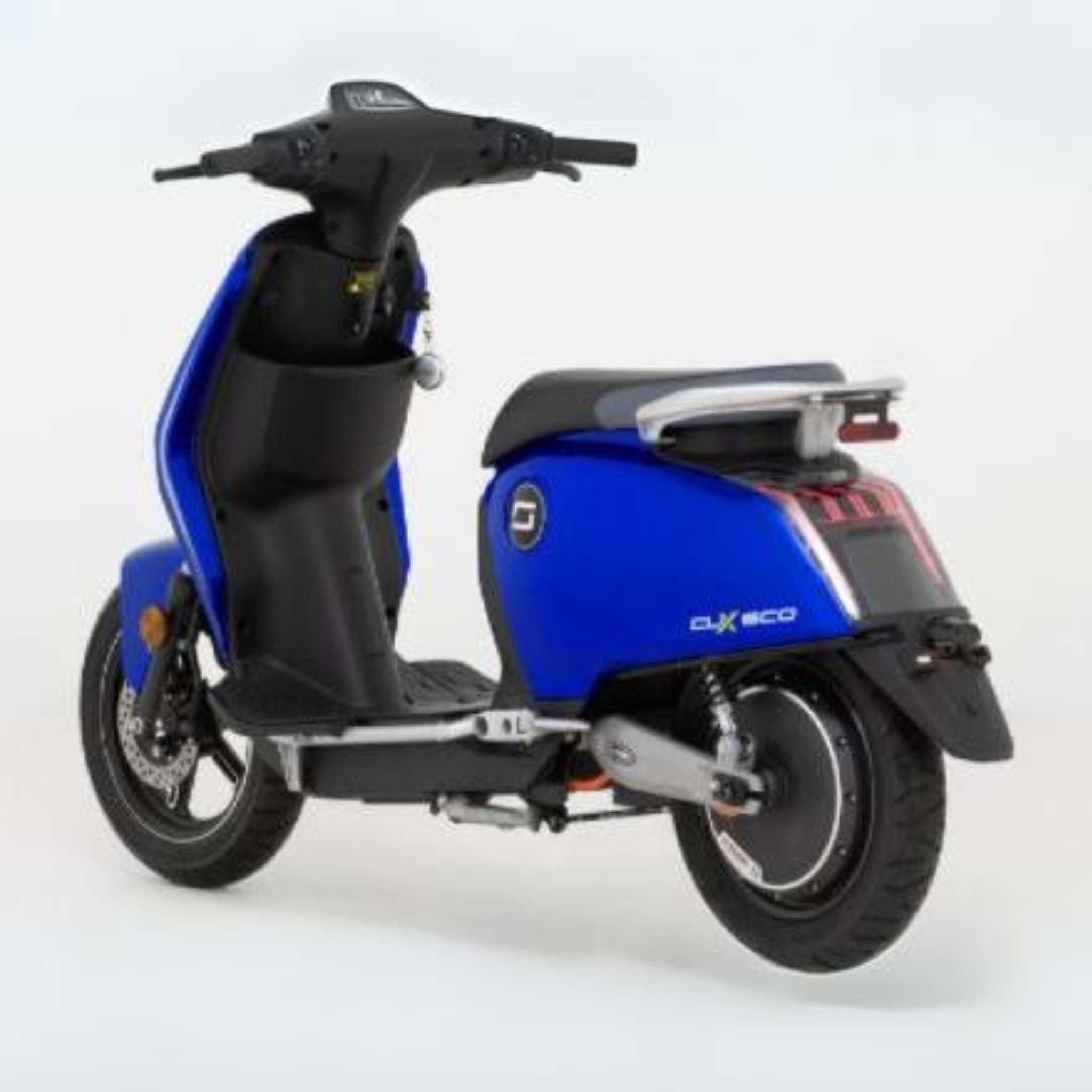 Ein blau-schwarzer Super Soco E-Roller CUx Pro mit Bosch-Antrieb wird von hinten auf weißem Hintergrund gezeigt. Der leichte 45 km/h Elektroroller verfügt über eine digitale Anzeige und ein Rücklicht - ideal für umweltfreundliche Mobilität.