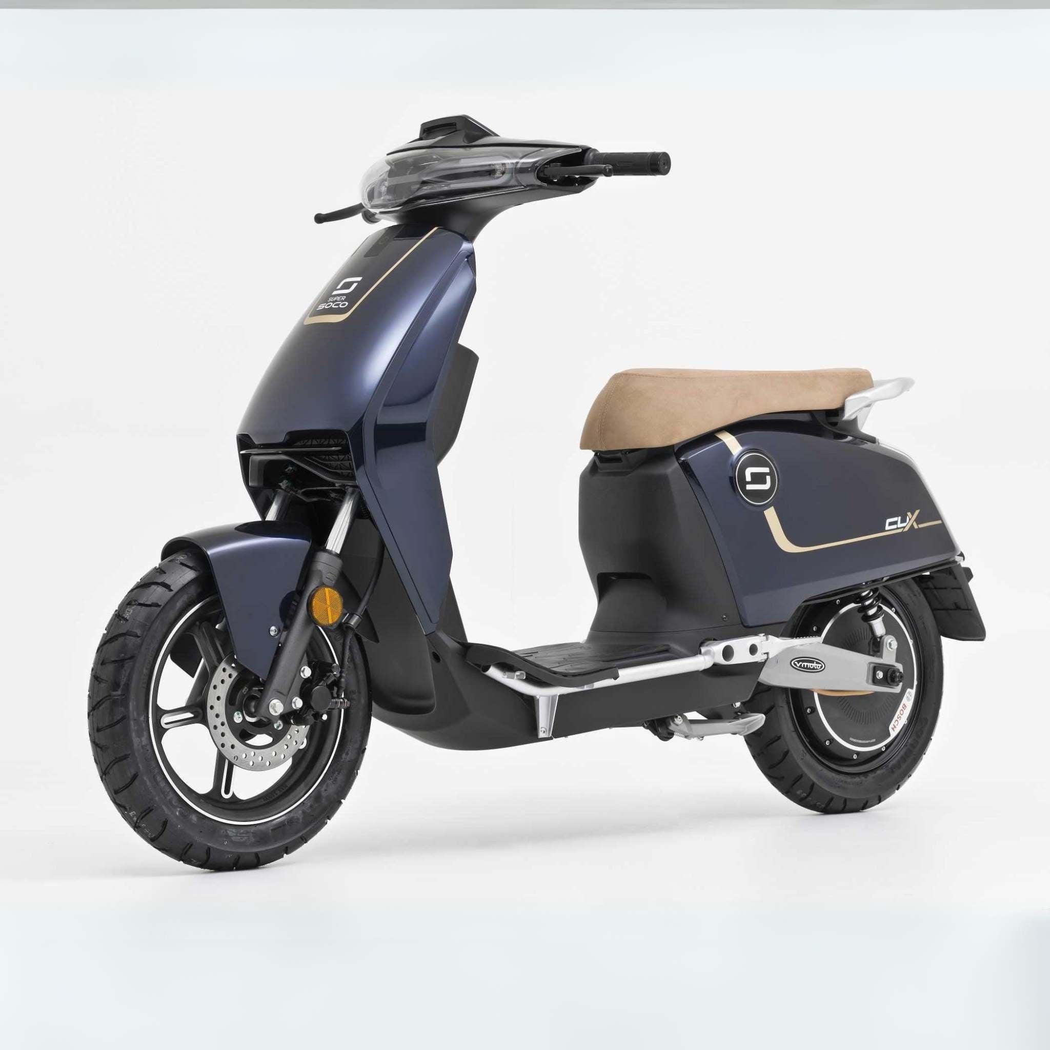 Der Super Soco E-Roller CUx Pro ist ein moderner Elektroroller mit mattnavyblauer Karosserie, braunem Sitz und schwarzen Rädern. Er bietet schlankes Design, minimale Ausstattung, dezentes Branding, Bosch-Power (45 km/h) und umweltfreundliche Mobilität. Fotografiert auf Weiß.