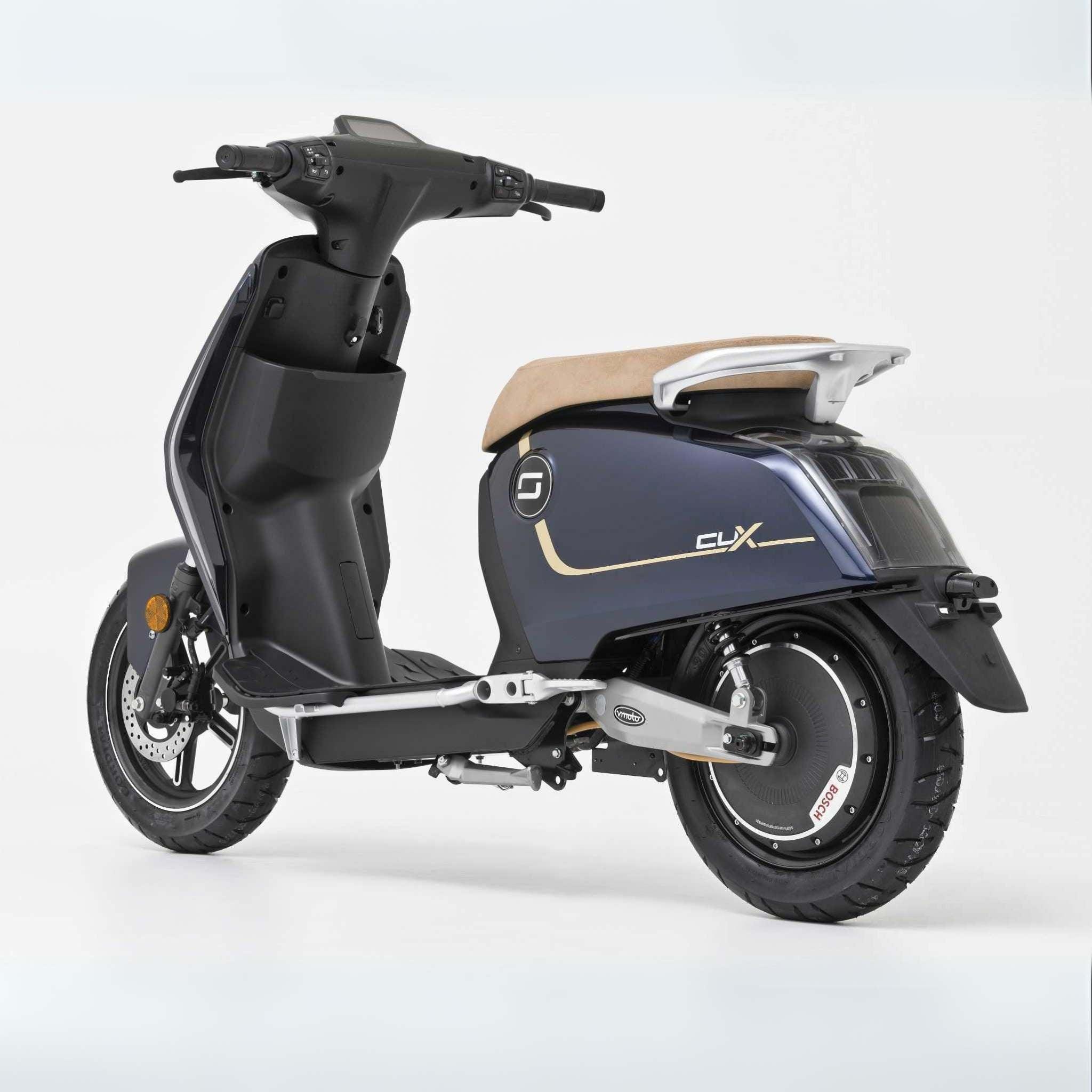 Der Super Soco E-Roller CUx Pro, ein moderner Elektroroller in Dunkelblau mit hellbraunem Sitz, schwarzen Rädern und weißem Haltegriff, wird auf einem schlichten weißen Hintergrund gezeigt - cleanes Design für umweltfreundliche Mobilität mit Bosch-Power.