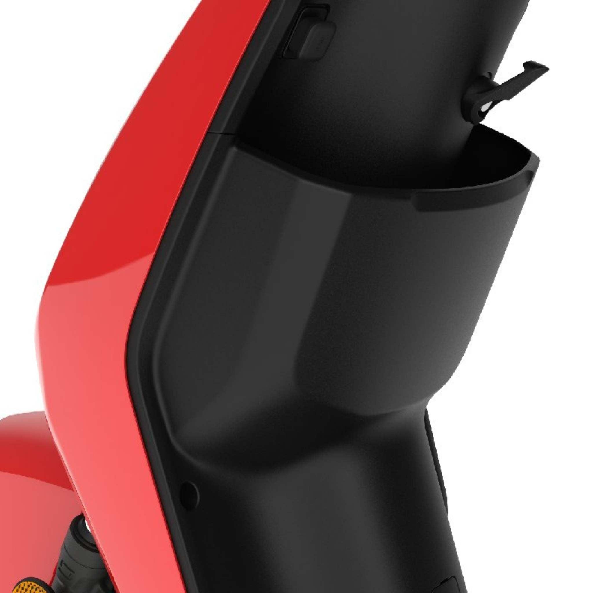 Nahaufnahme des Super Soco Elektroroller CUx Pro (rot/schwarz) mit geöffnetem Stauraum unter dem Sitz, der viel Platz bietet - ideal für umweltfreundliche Mobilität. Leichter 45 km/h E-Scooter mit Bosch-Antrieb.