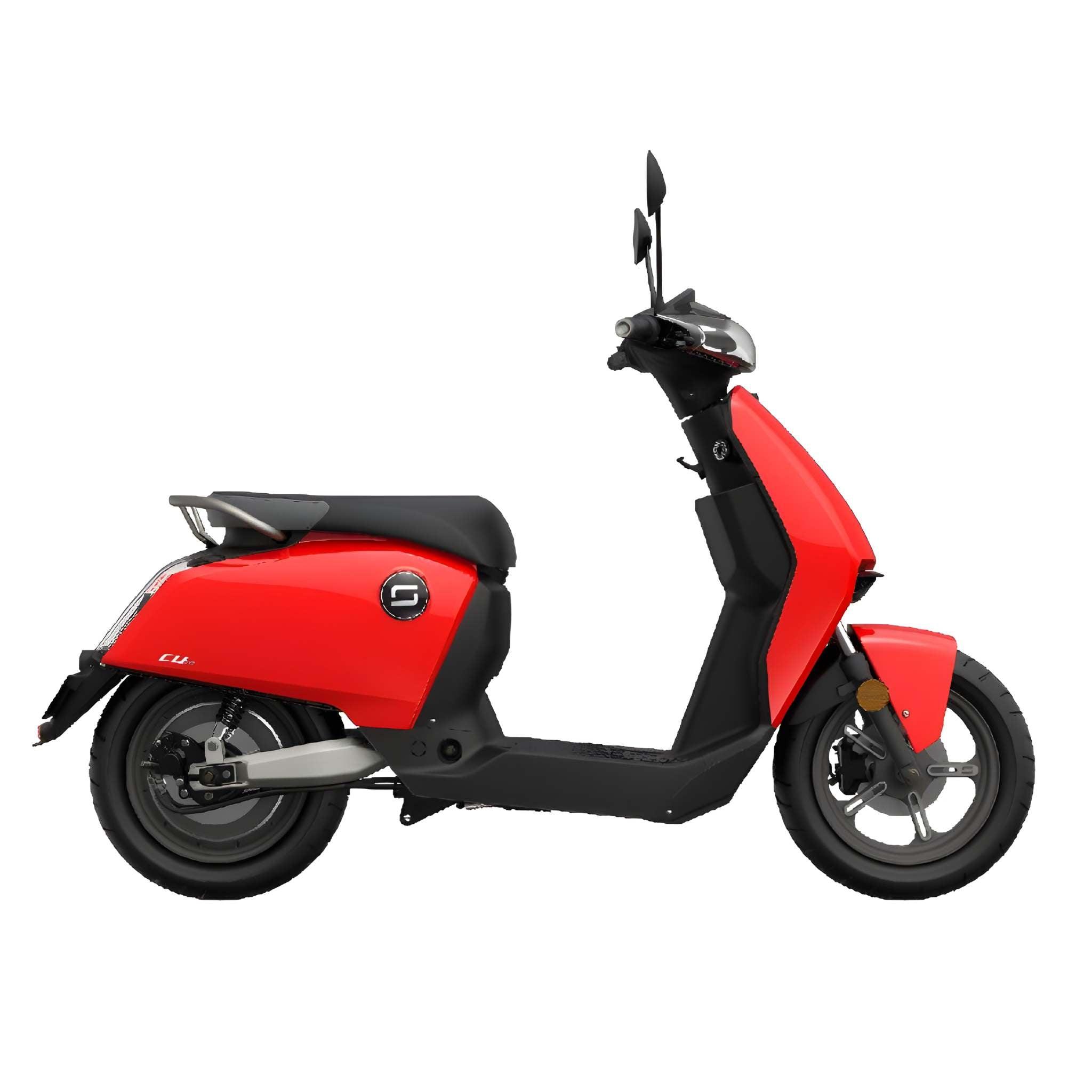 Der Super Soco E-Roller CUx Pro ist ein moderner roter Elektroroller mit schwarzen Akzenten, schnittigem Design, Rückspiegeln und Leichtmetallrädern. Dieser 45 km/h schnelle E-Roller mit Bosch-Antrieb bietet umweltfreundliche Mobilität. Seitenansicht auf weißem Hintergrund.