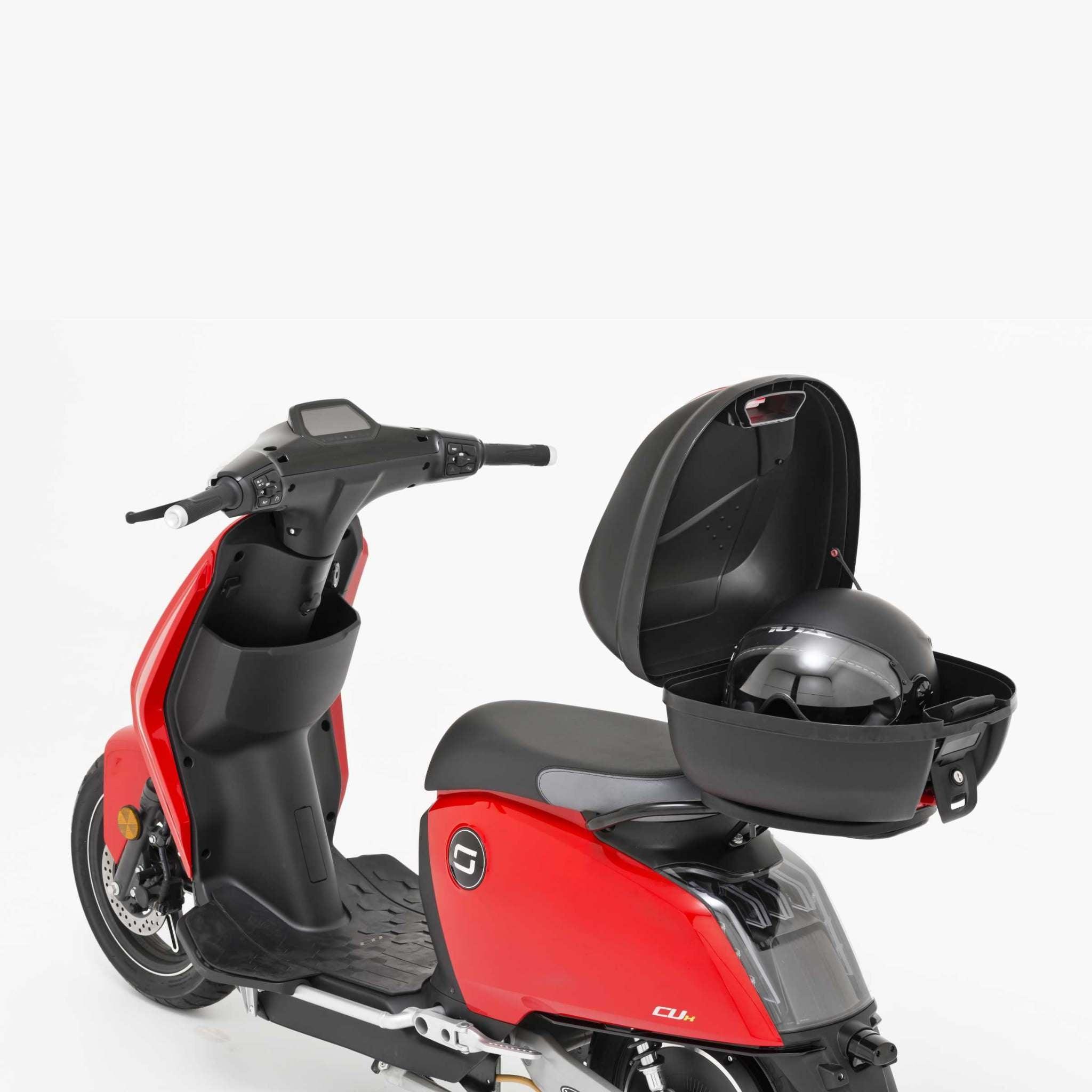 Ein roter Super Soco Elektroroller CUx Pro (45 km/h, Bosch-Power) ist von hinten auf weißem Grund zu sehen; sein oberer hinterer Staukasten ist geöffnet und zeigt einen schwarzen Helm, der die umweltfreundliche Mobilität unterstreicht.
