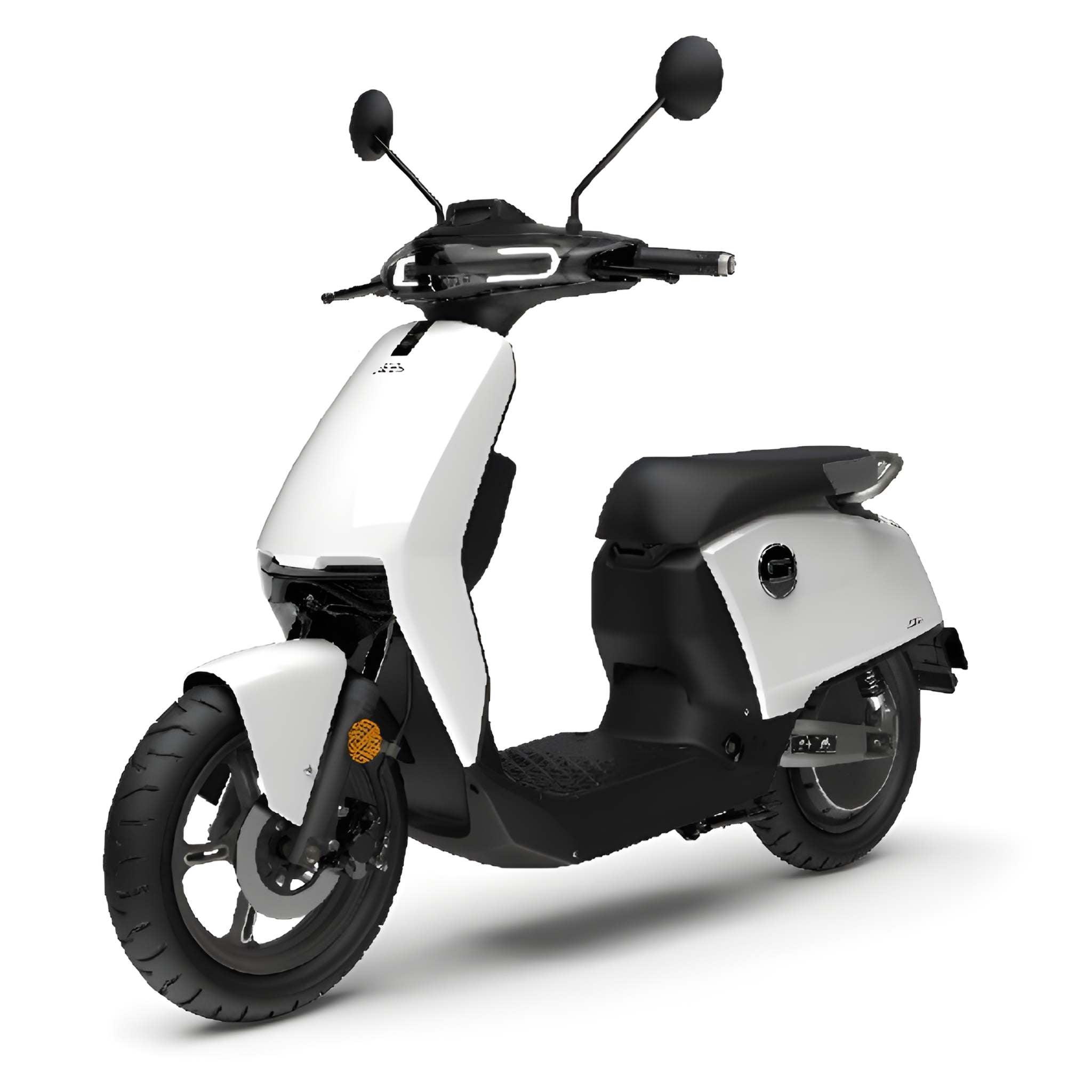 Der Super Soco Elektroroller CUx Pro ist ein moderner weißer E-Roller mit schwarzen Akzenten, schlankem Design, Digitalanzeige und zwei Spiegeln - ideal für umweltfreundliche Mobilität. Abgebildet in der Dreiviertelansicht auf weißem Hintergrund.