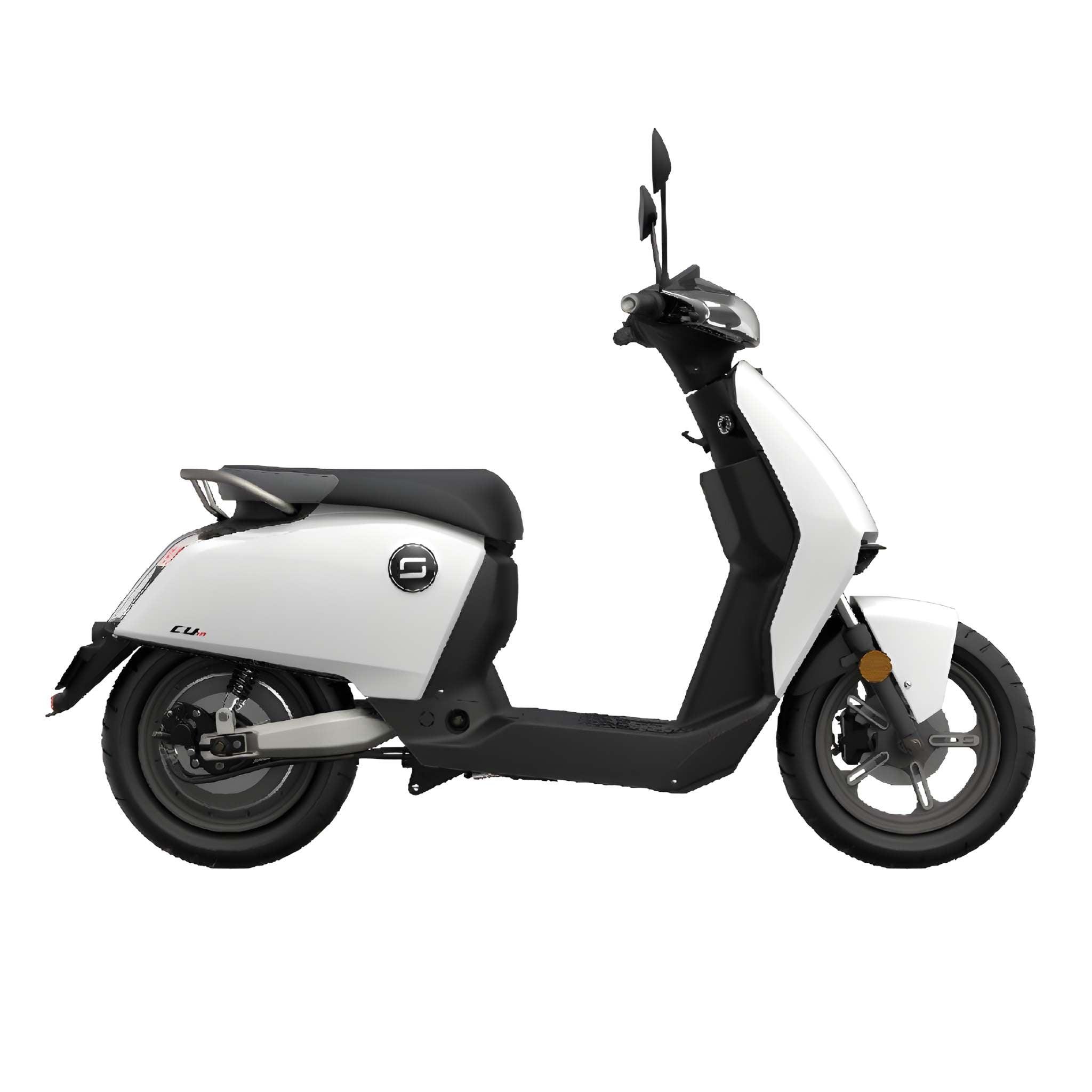 Ein weißer Super Soco Elektroroller CUx Pro mit schwarzem Sitz und Akzenten, dargestellt von der Seite auf weißem Hintergrund. Das moderne Design verfügt über zwei Spiegel, einen runden Scheinwerfer und steht für umweltfreundliche Mobilität.