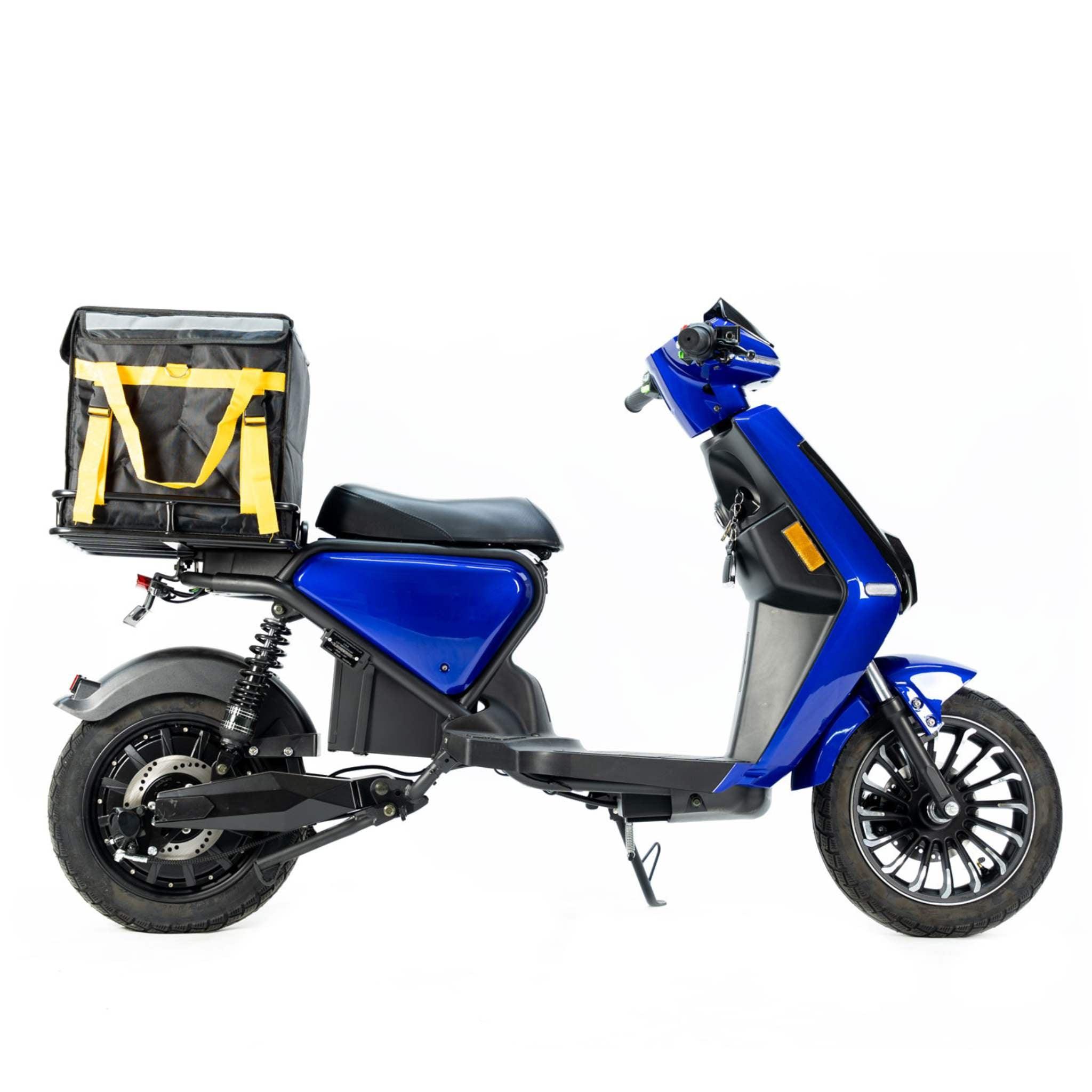 Ein blauer City Twister Cargo E-Roller: CityTwister 7.0 (45 km/h) mit einer schwarz-gelben isolierten Liefertasche ist auf weißem Hintergrund abgebildet - ideal für jeden Pizzalieferdienst.