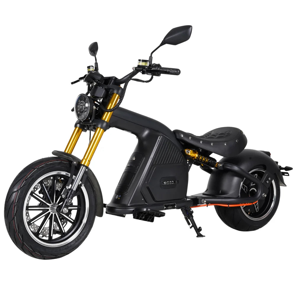 Ein „Mangosteen M8S Citycoco E-Chopper Scooter“, ein Elektromotorrad der Marke Mangosteen, das sich durch einen breiten Vorderreifen, einen runden Scheinwerfer und ein elegantes, modernes Design in Schwarz und Gold auszeichnet, ist vor einem weißen Hintergrund abgebildet.
