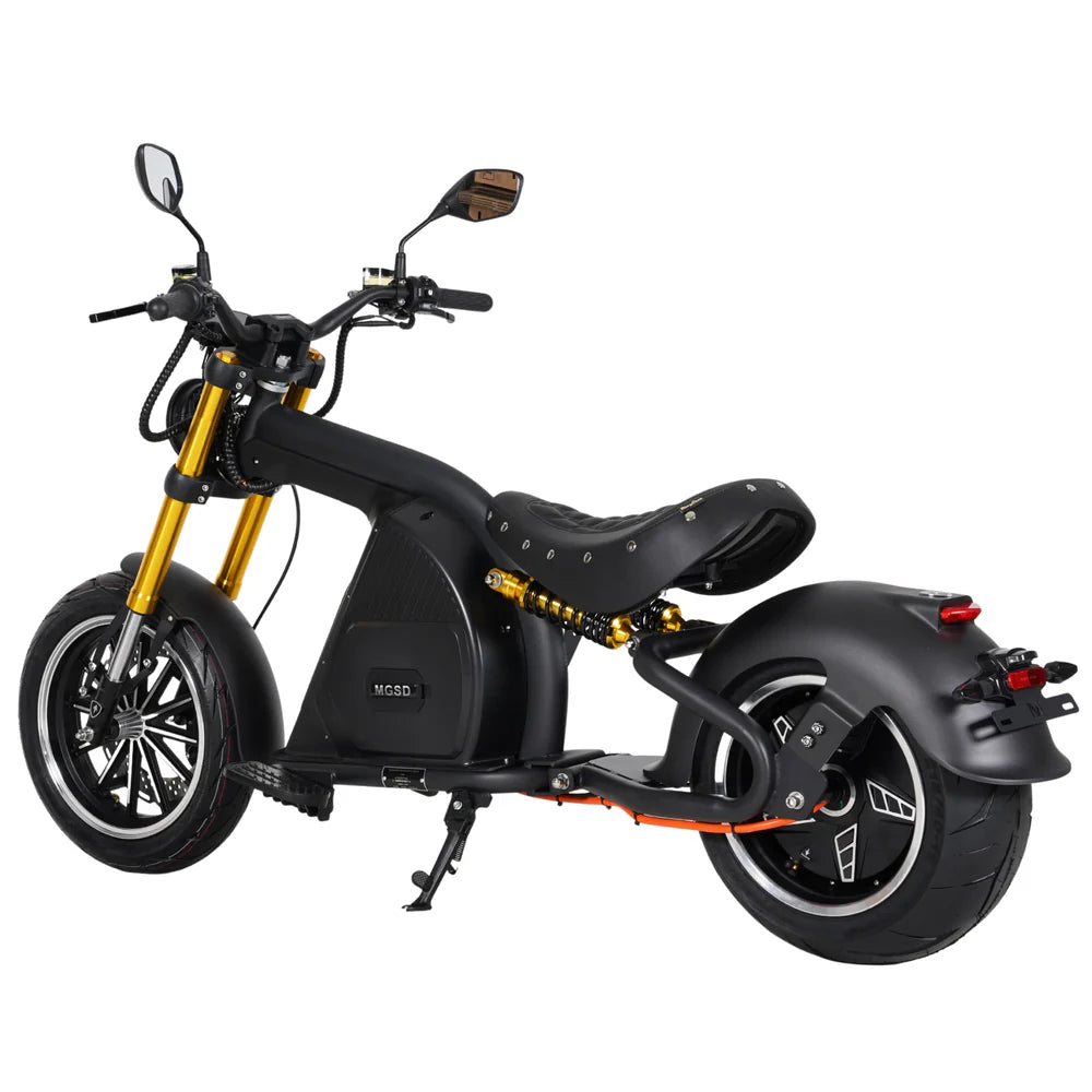 Ein Mangosteen M8S Citycoco E-Chopper-Elektromotorrad von Mangosteen mit schwarzer Lackierung, goldfarbenen Vorderradgabeln, breitem Hinterreifen, niedrigem Sitz und modernem Design ist aus einem seitlichen Rückblickwinkel vor einem schlichten weißen Hintergrund zu sehen.