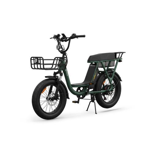 Ein grünes NIU BQi Utility 200 E-Lastenrad mit breiten Reifen, einem Frontkorb, einem Gepäckträger und einem schwarzen Sattel ist vor weißem Hintergrund mit ausgeklapptem Ständer abgebildet. Dieses stilvolle NIU-Fahrrad bietet Tretunterstützung und verfügt über einen herausnehmbaren Akku für zusätzlichen Komfort, der eine Reichweite von bis zu 95 km ermöglicht.