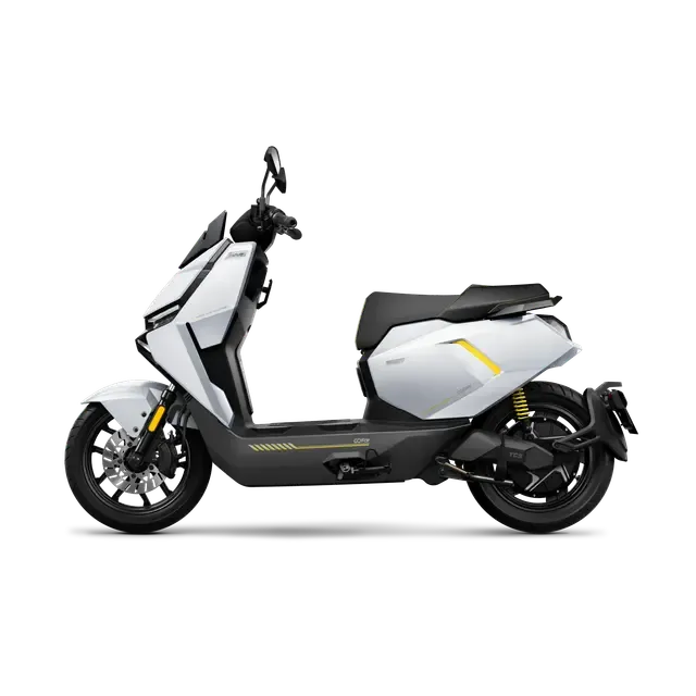 Der NIU FQiX 150 Elektroroller Urban Armor für den modernen Fahrer von NIU in Weiß mit schwarzen und gelben Akzenten wird seitlich vor weißem Hintergrund gezeigt. Der Elektroroller bietet Urban Armor Design, digitales Display und Stoßdämpfer.