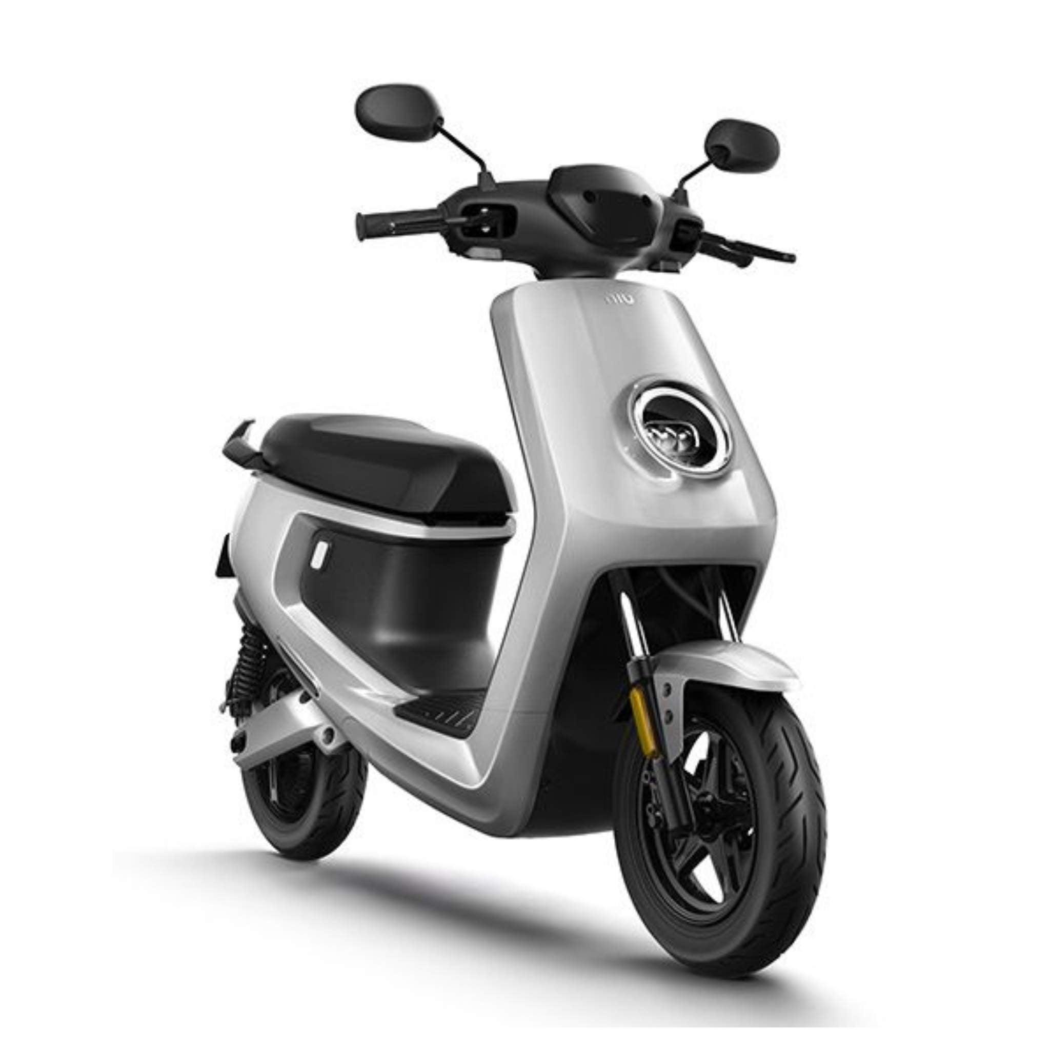 Der NIU E-Roller MQI+ Sport (45 km/h) ist ein moderner weißer Elektromotorroller mit schnittigem Design, schwarzem Sitz, rundem Scheinwerfer und schwarzem Lenker - ideal für stilvolle Elektromobilität.