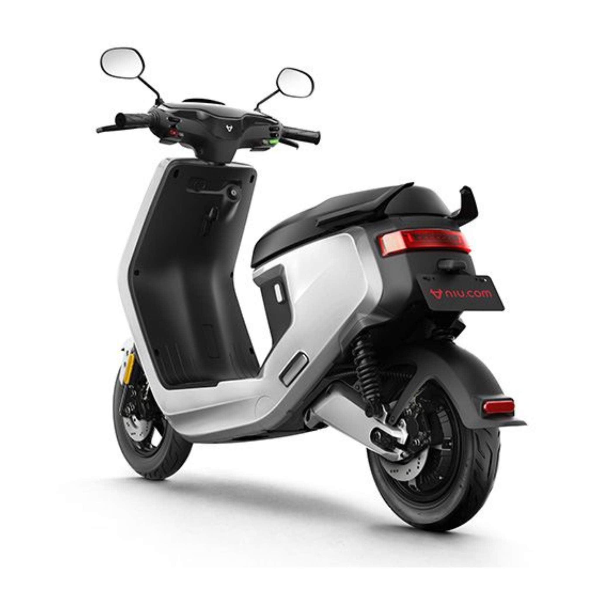 Ein NIU MQI+ Sport E-Roller 45 km/h wird von hinten gezeigt, mit weißer Karosserie, schlankem Design, Seitenspiegeln, digitaler Lenkeranzeige, schwarzem Sitz und rotem Nummernschild.