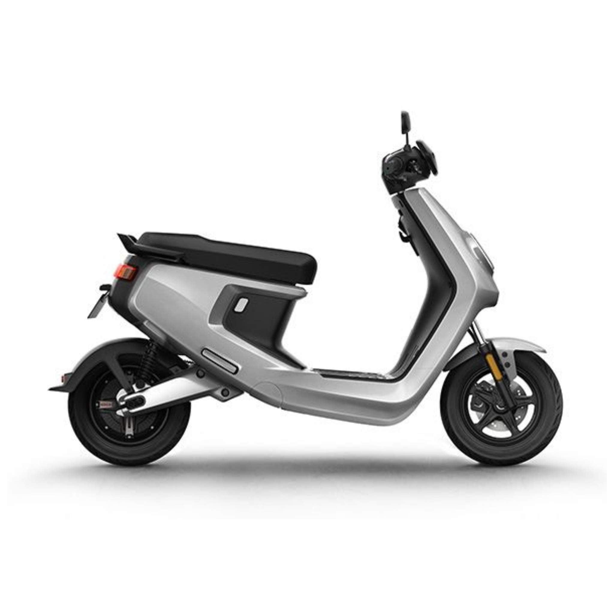 Der NIU E-Roller E-Scooter Motorroller MQI + Sport 45 km/h, in schlichtem Silber mit schwarzem Sitz und Rädern, besticht durch sein minimalistisches Profil. Ideal für die urbane Mobilität, zeigt dieser moderne Roller das charakteristische Design der Marke NIU.