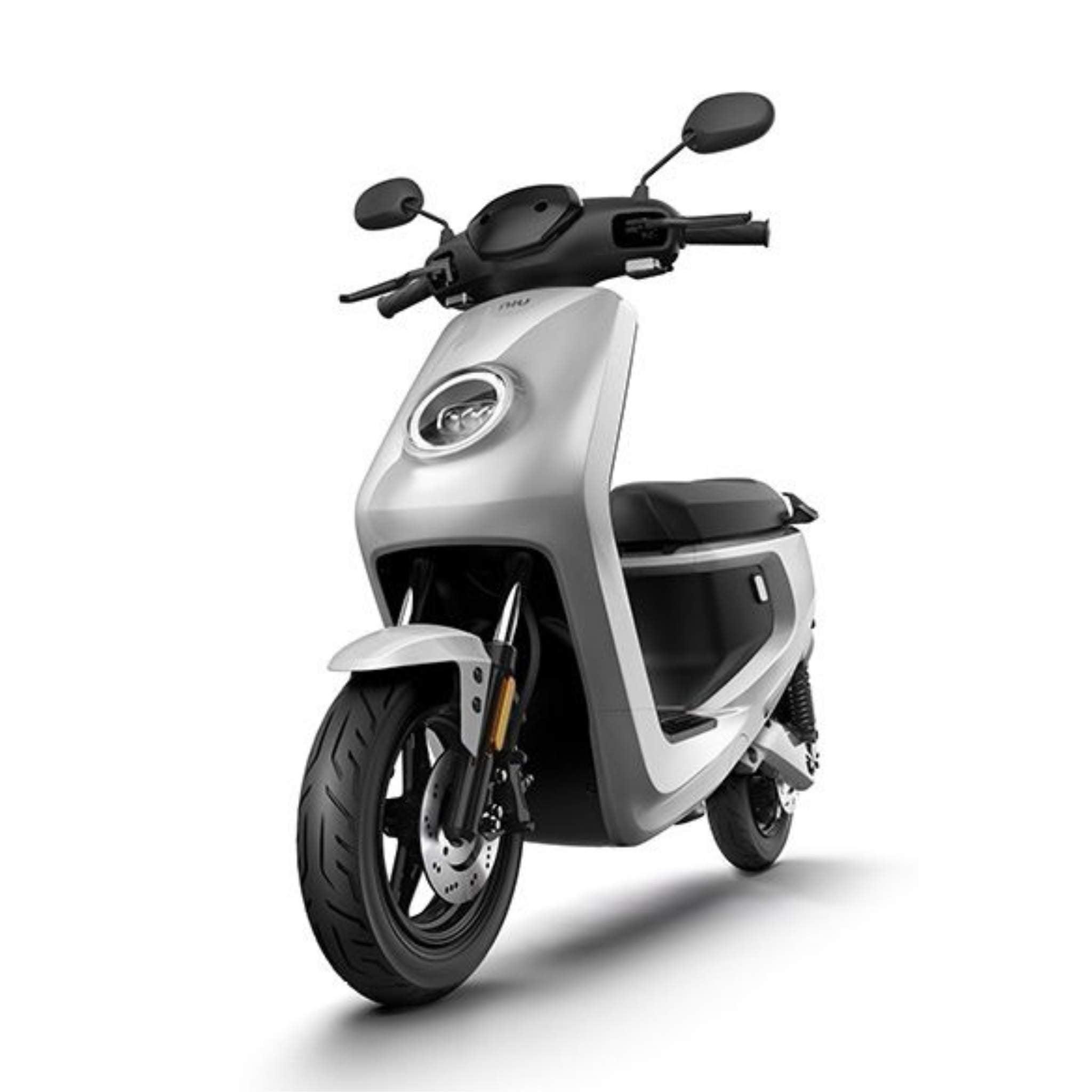 Der NIU E-Roller MQI+ Sport 45 km/h präsentiert sich in modernem Weiß mit schwarzem Sitz, Rundscheinwerfer und Spiegeln auf einem schlichten weißen Hintergrund - ideal für stilvolle Elektromobilität.